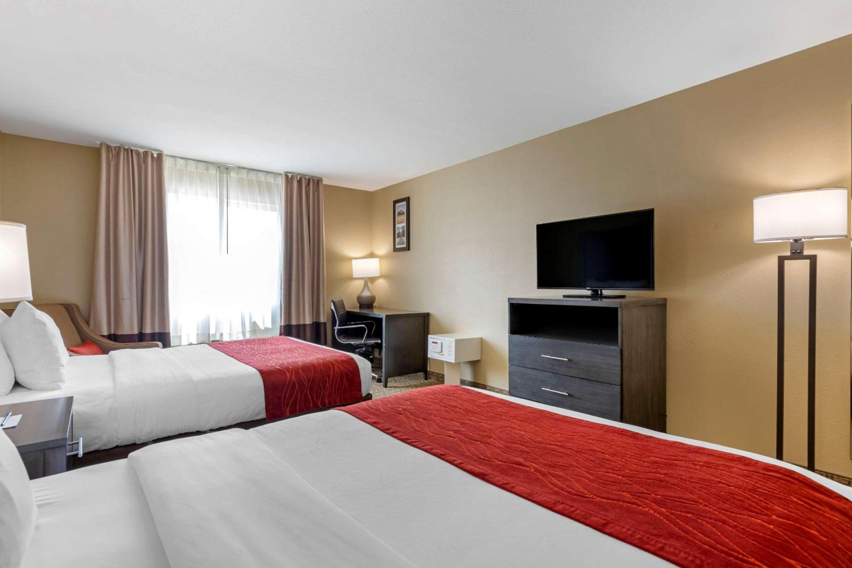 Queen Room with Two Queen Beds - Non-Smoking - Photo 2