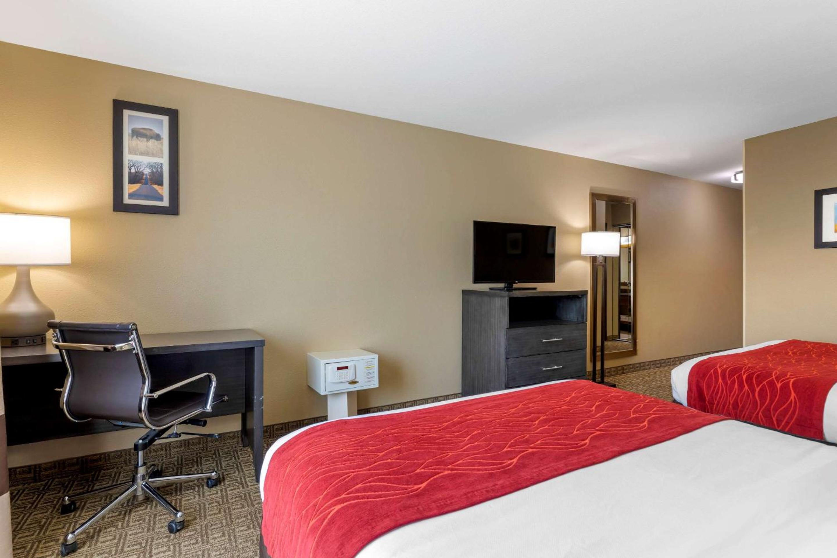 Queen Room with Two Queen Beds - Non-Smoking - Photo 3