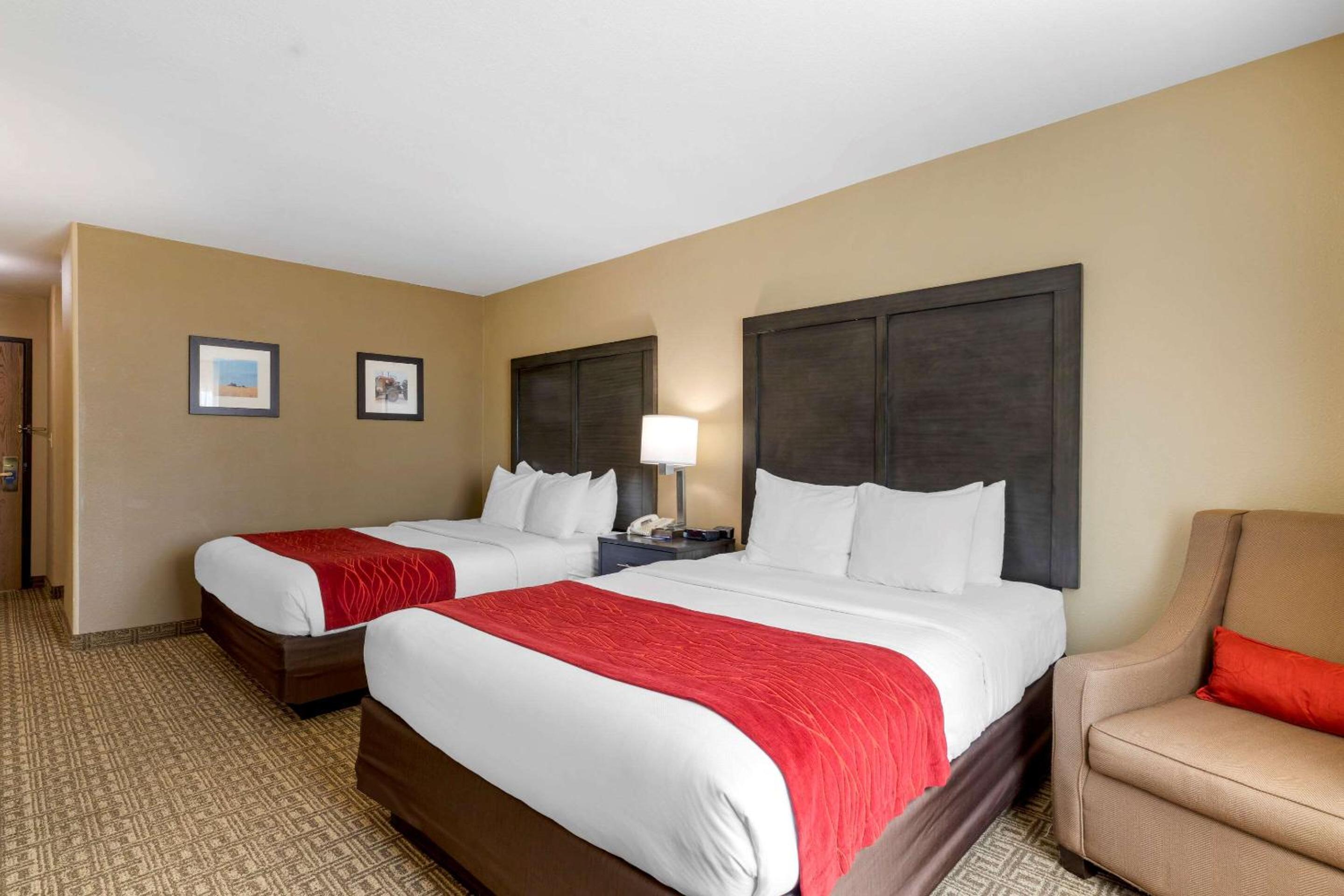 Queen Room with Two Queen Beds - Non-Smoking - Photo 4