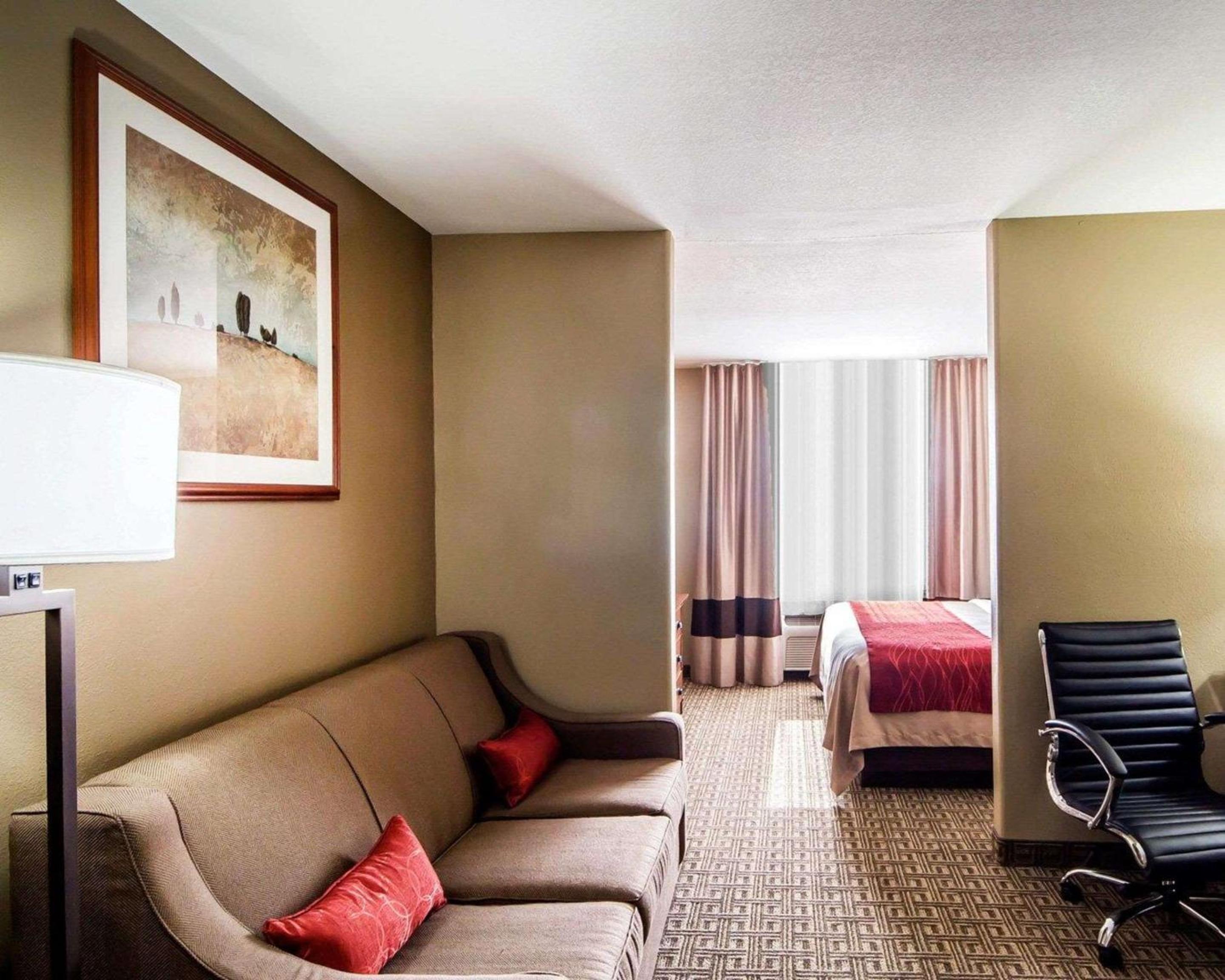 King Suite - Non-Smoking - Photo 4