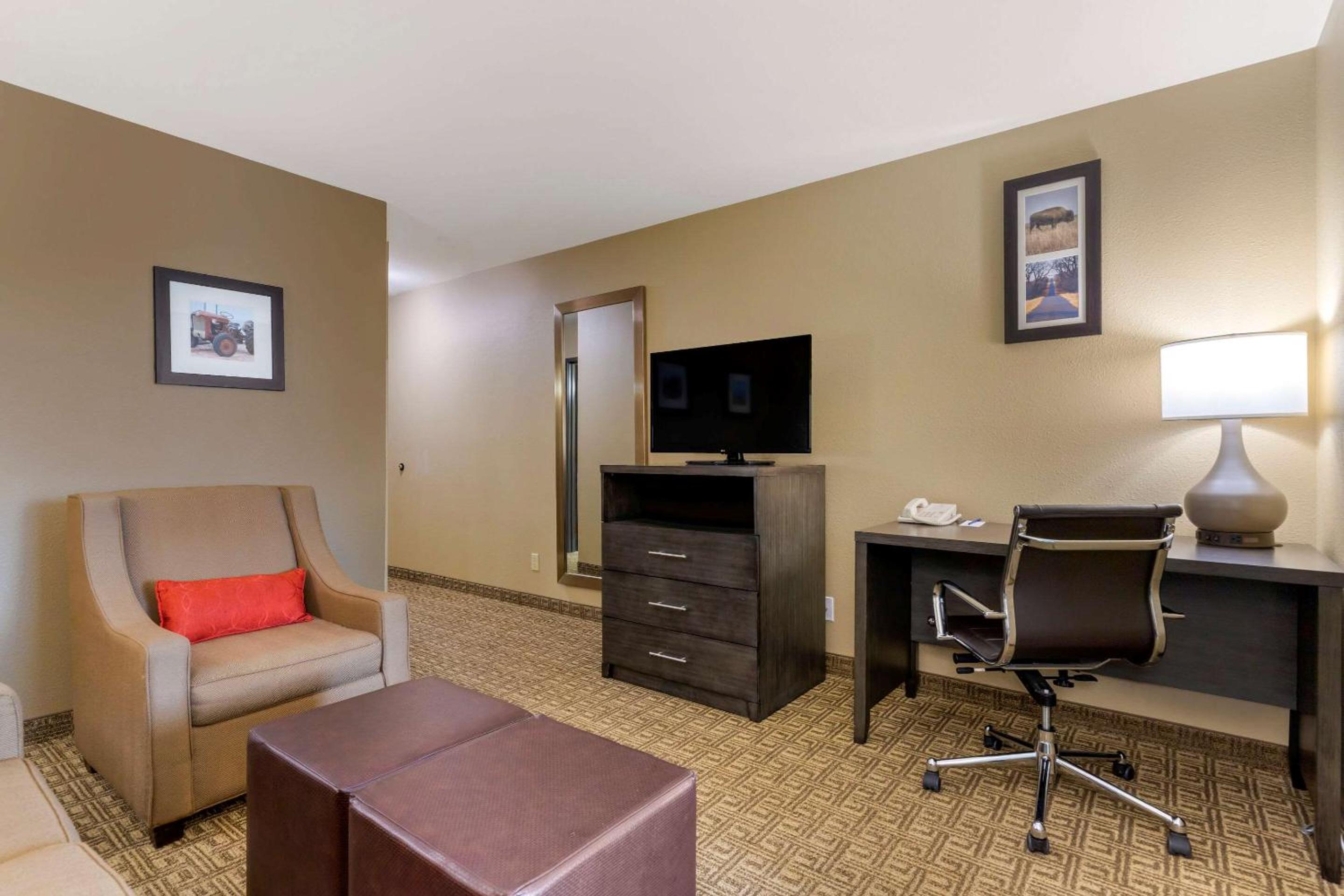 King Suite - Non-Smoking - Photo 8