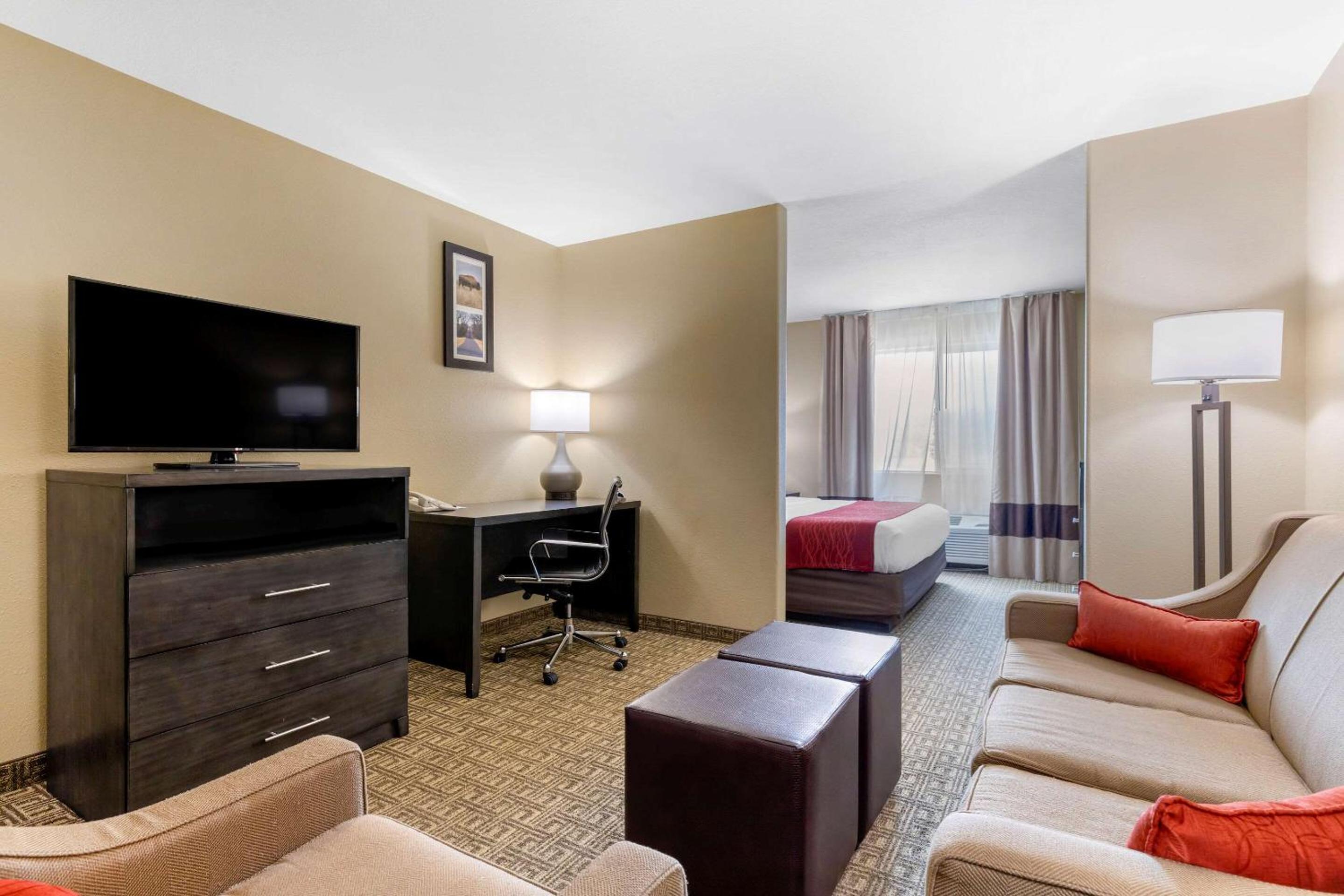 King Suite - Non-Smoking - Photo 7