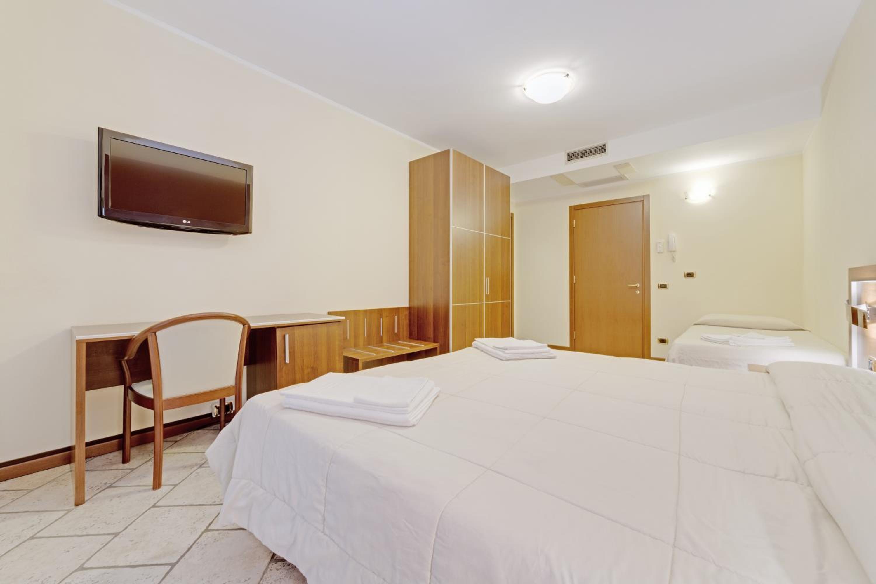 Superior Triple Room with Balcony photo 3