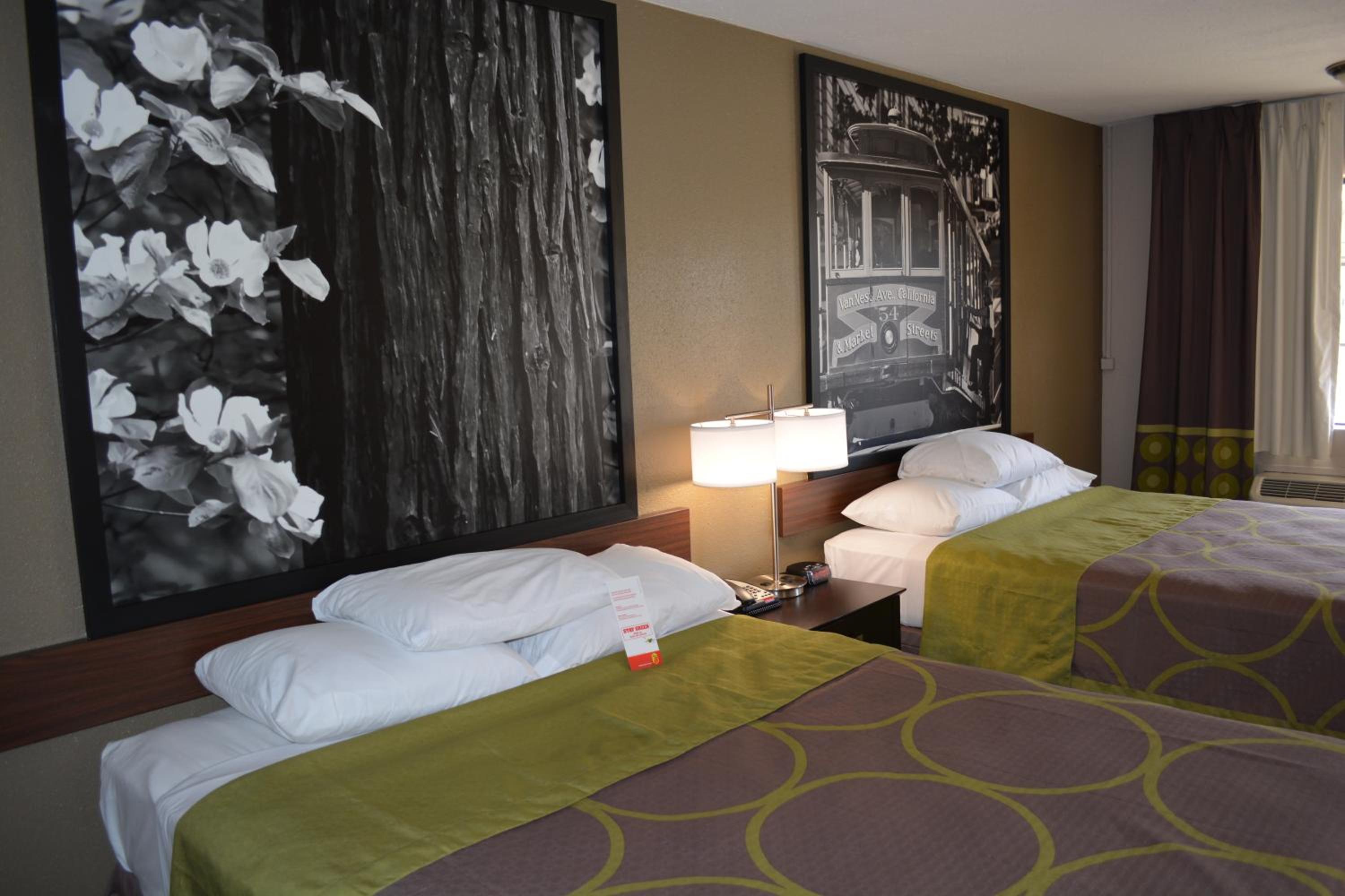 Queen Room with Two Queen Beds - Non-Smoking photo 2