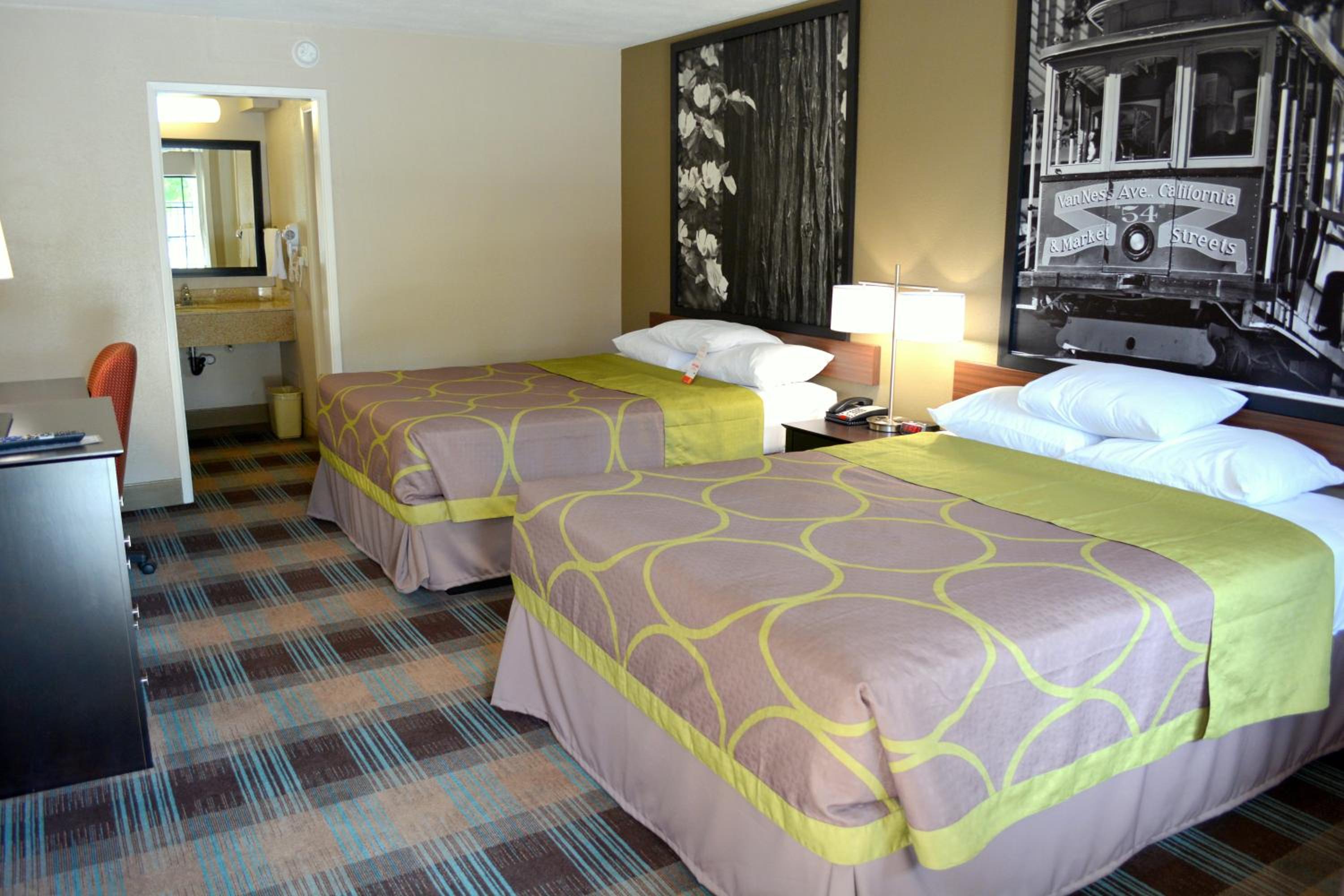 Queen Room with Two Queen Beds - Non-Smoking photo 1