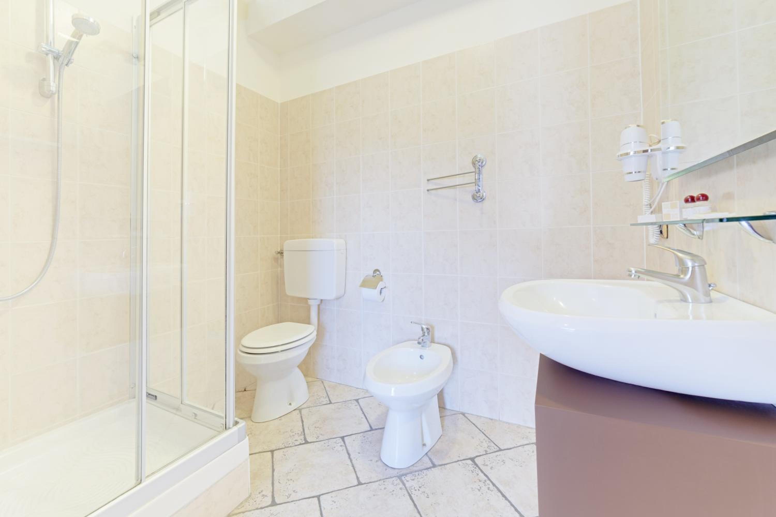 Junior Suite with Lake View - Photo 12
