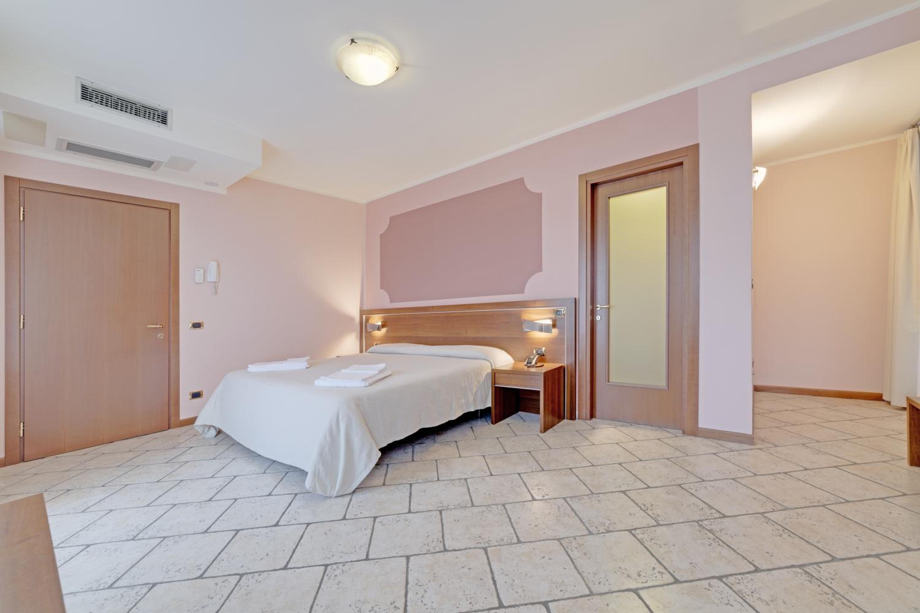 Junior Suite with Lake View - Photo 2