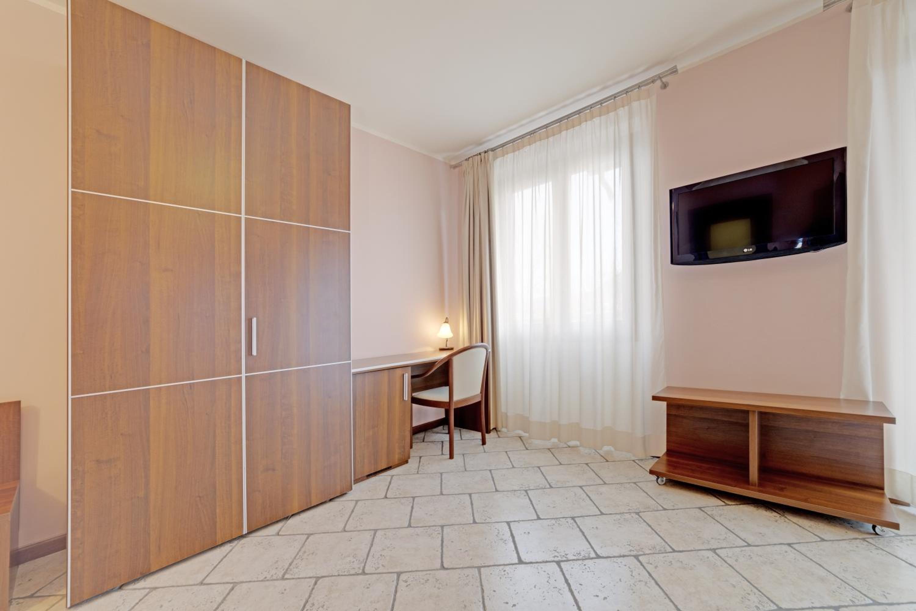 Junior Suite with Lake View - Photo 3