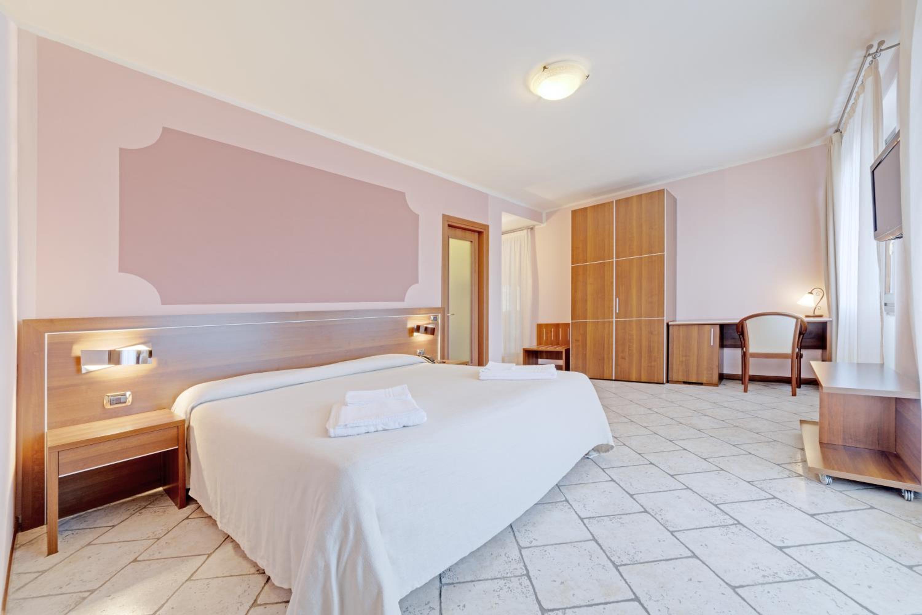 Junior Suite with Lake View - Photo 6
