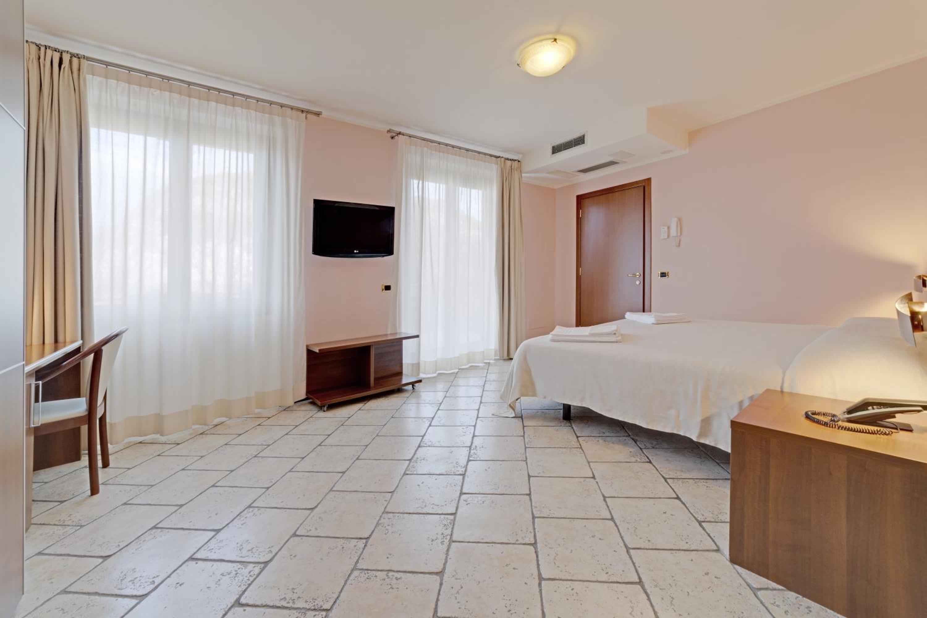 Junior Suite with Lake View - Photo 11