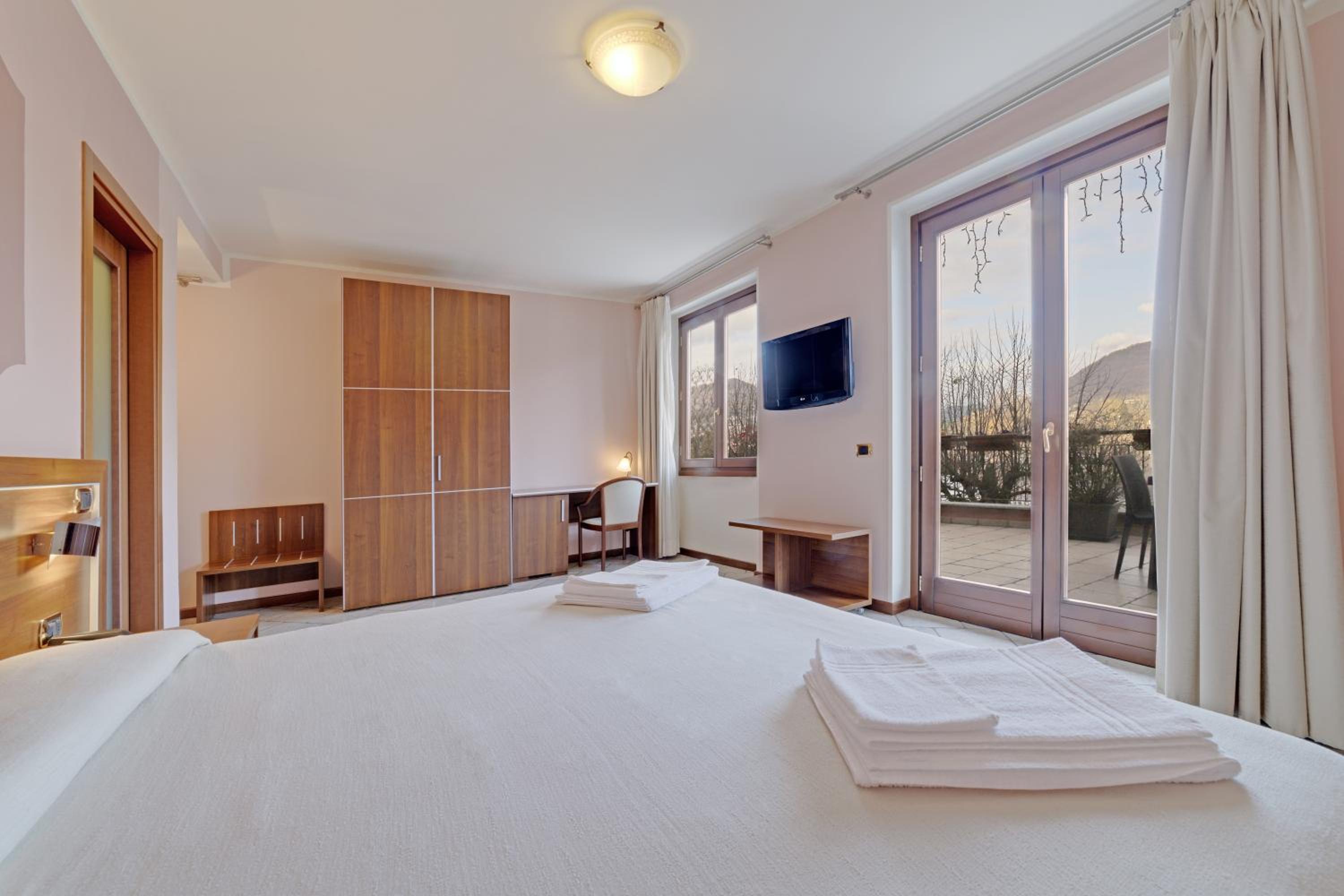 Junior Suite with Lake View - Photo 4