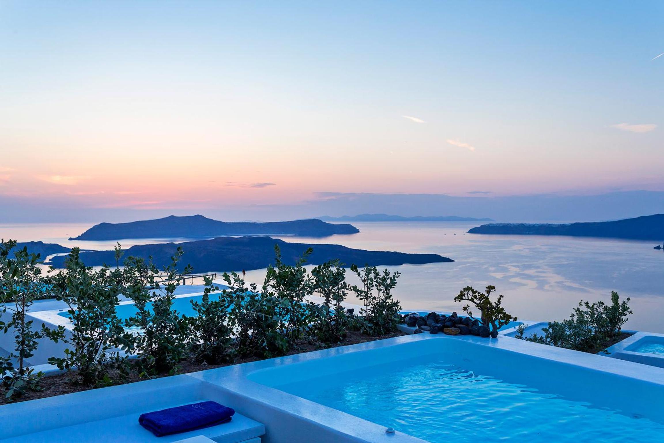 Yellow Suite with Heated Plunge Pool and Caldera View - Photo 9