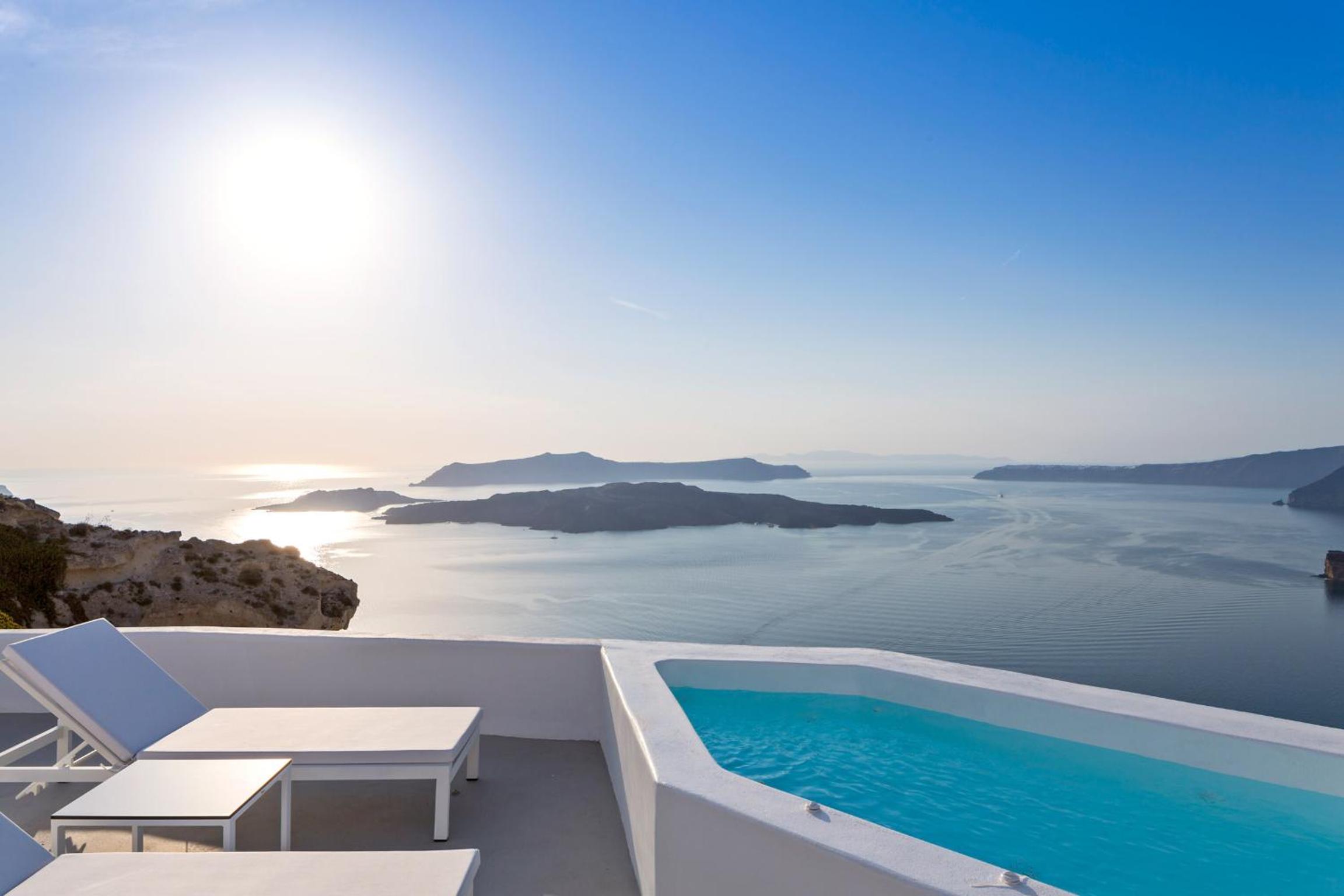 Junior Suite with Private Heated Plunge Pool and Caldera View - Photo 4