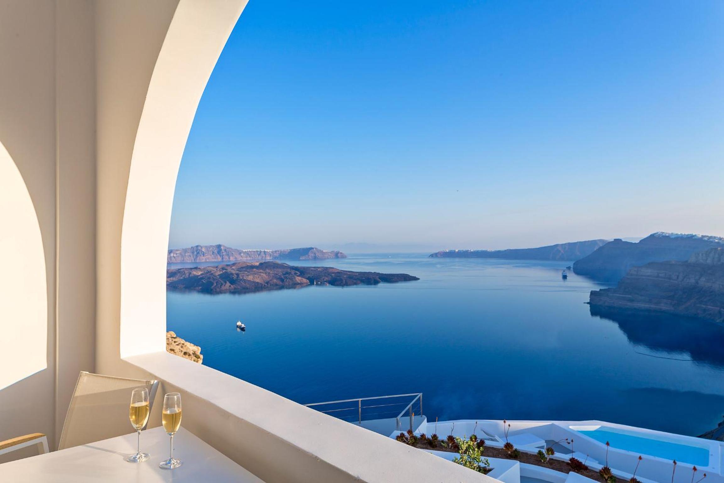 Junior Suite with Private Heated Plunge Pool and Caldera View - Photo 9