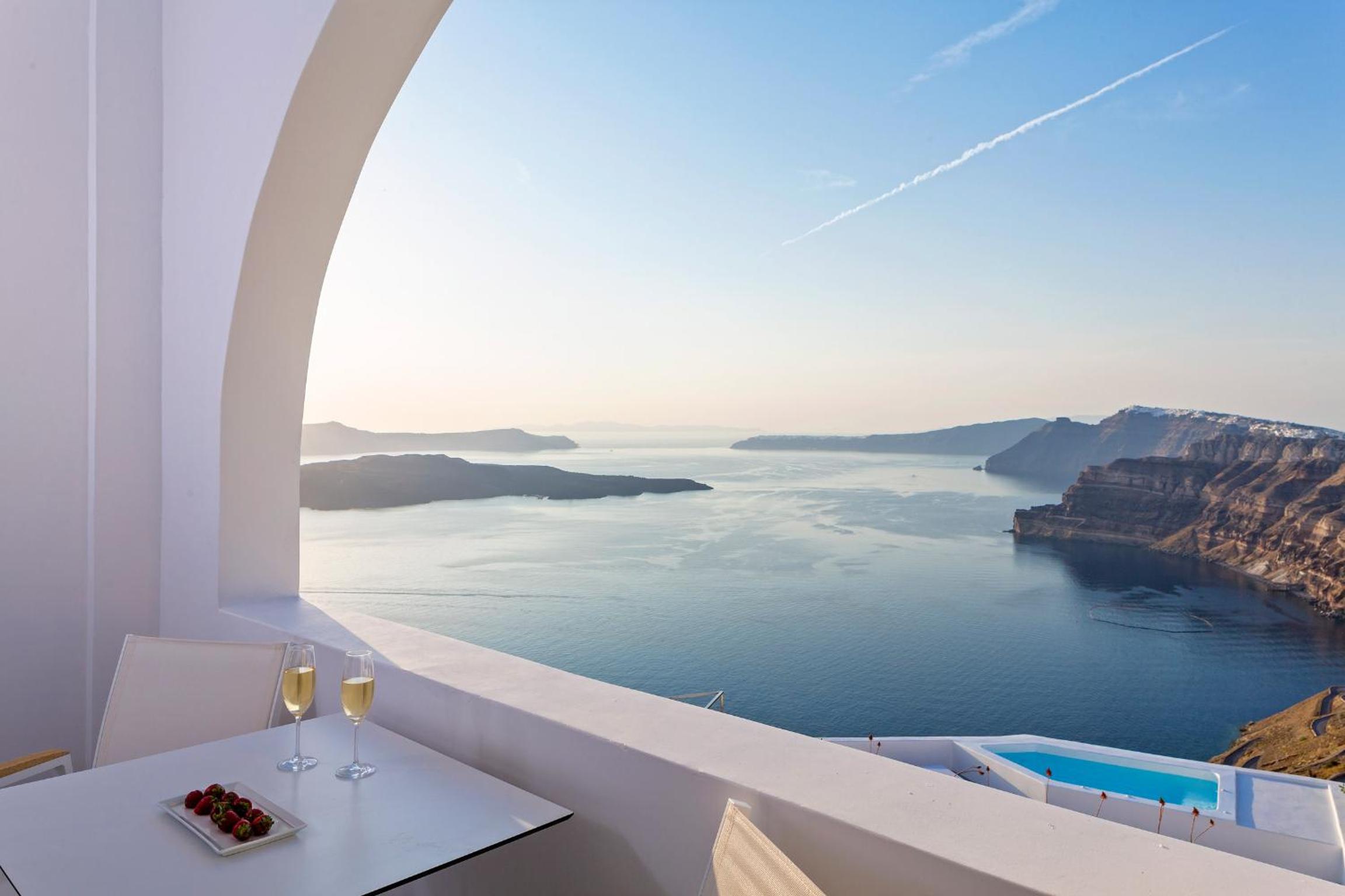 Junior Suite with Private Heated Plunge Pool and Caldera View - Photo 12