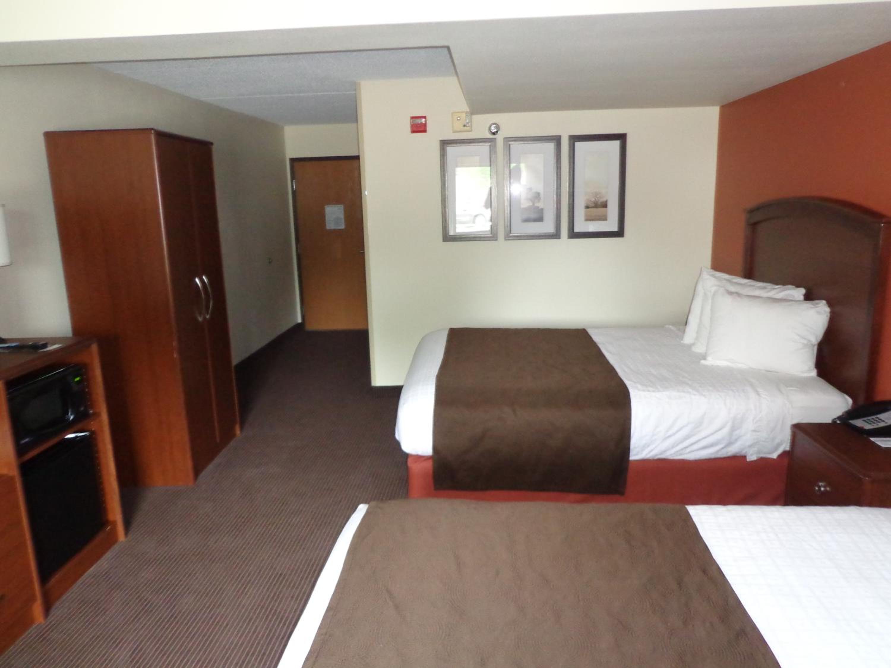Queen Room with Two Queen Beds - Non-Smoking photo 3