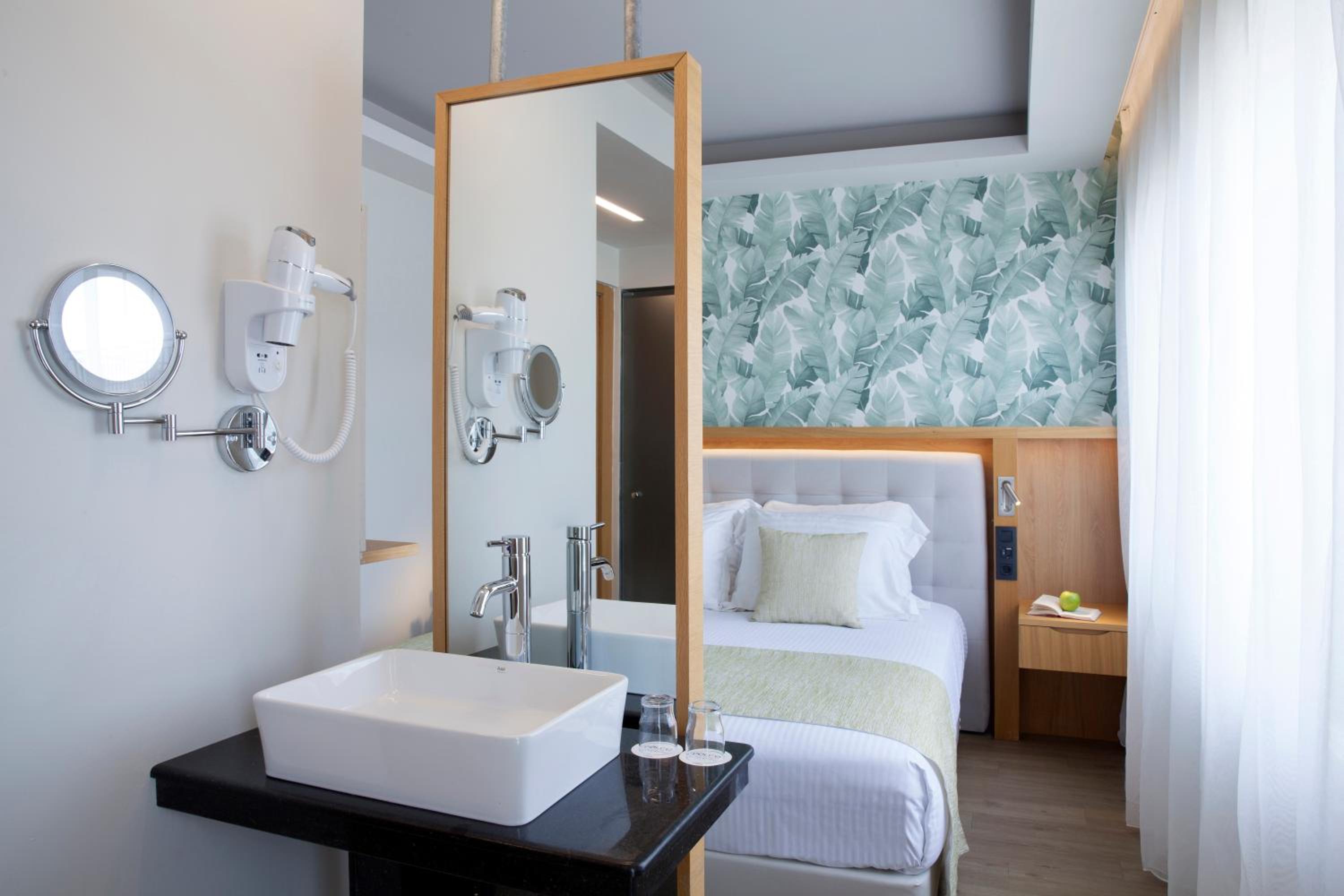 Executive Maisonette Sea View with Hot Tub