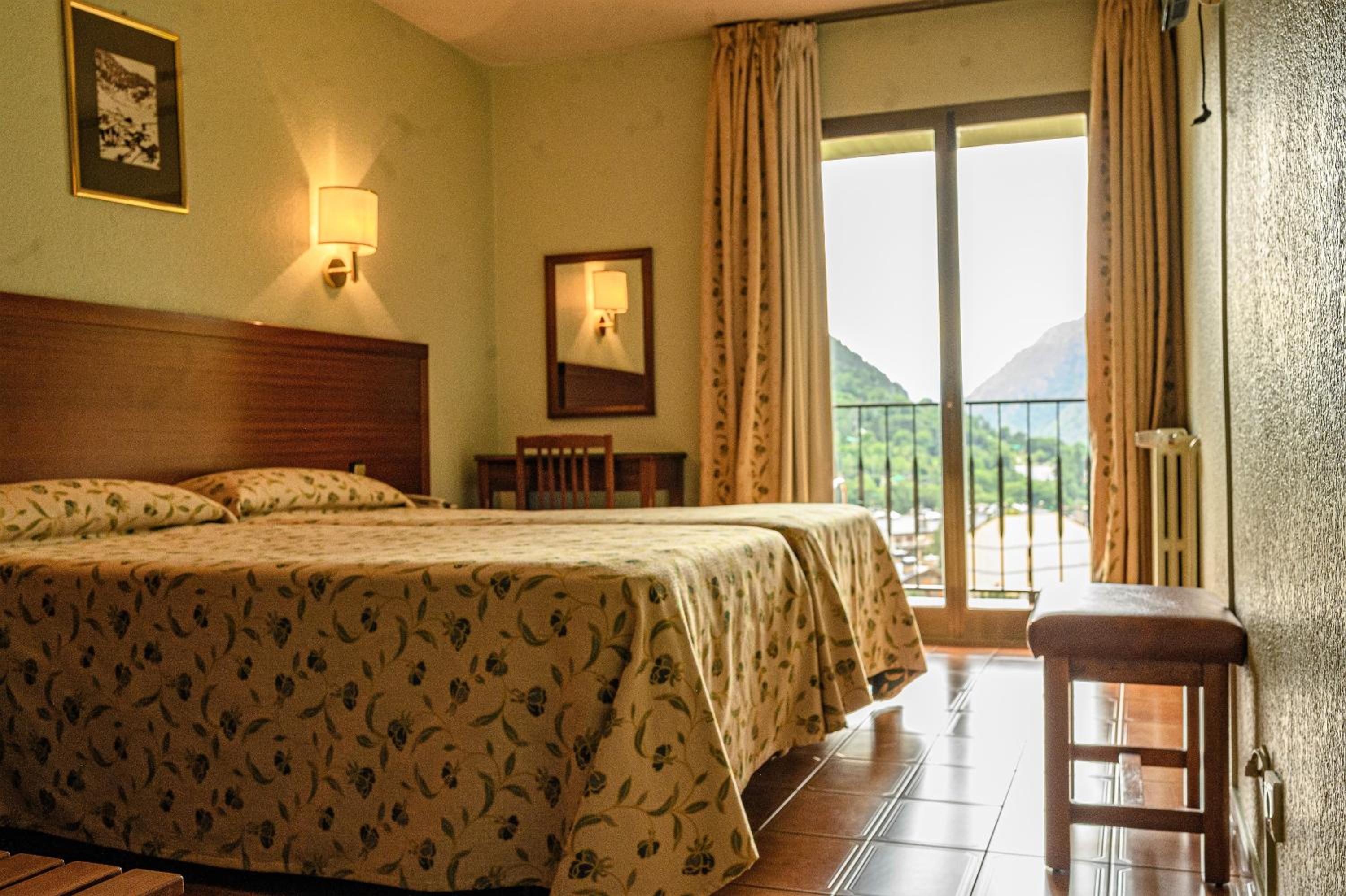 Standard Twin Room with Mountain View