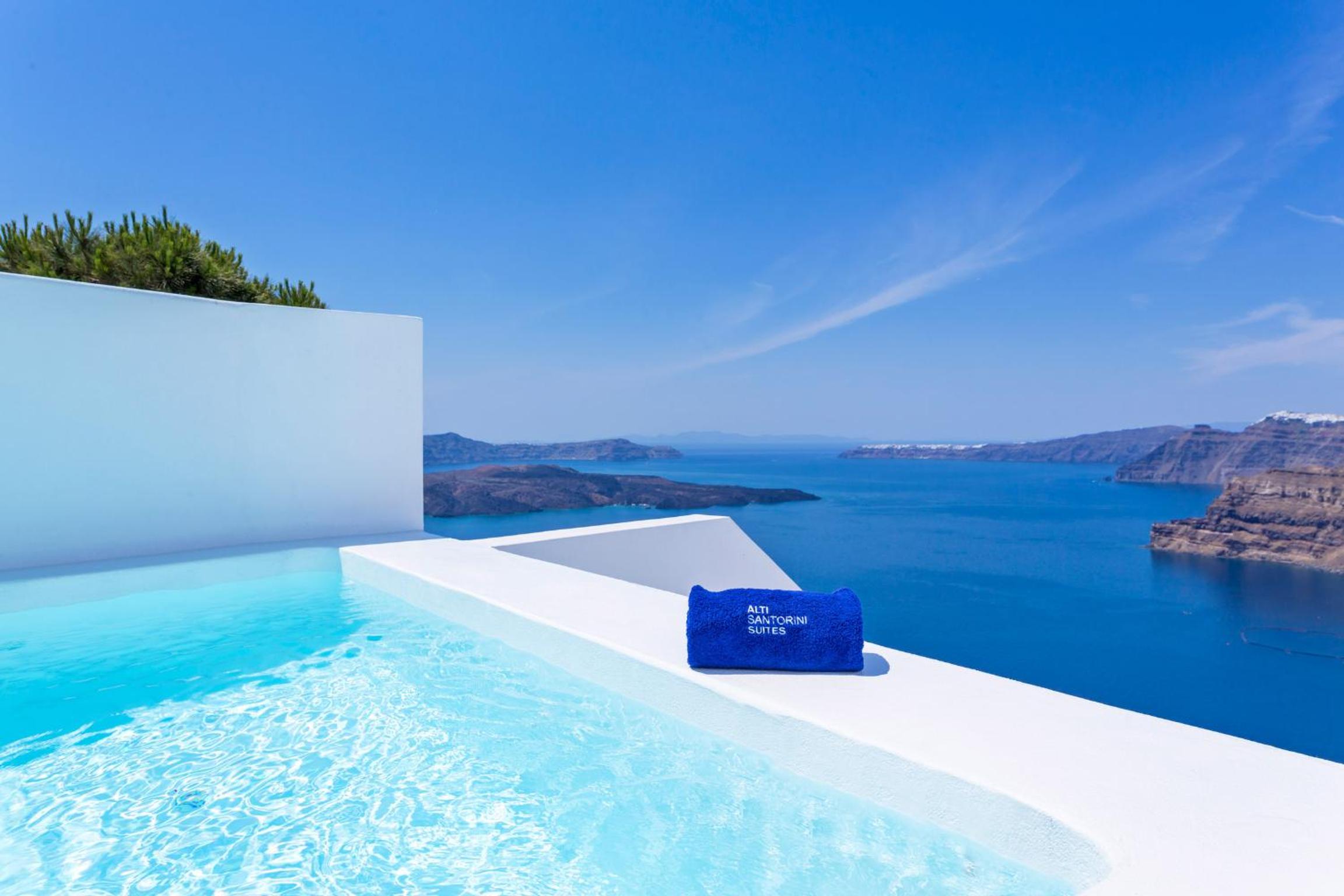Red Suite with Heated Plunge Pool and Caldera View photo 2