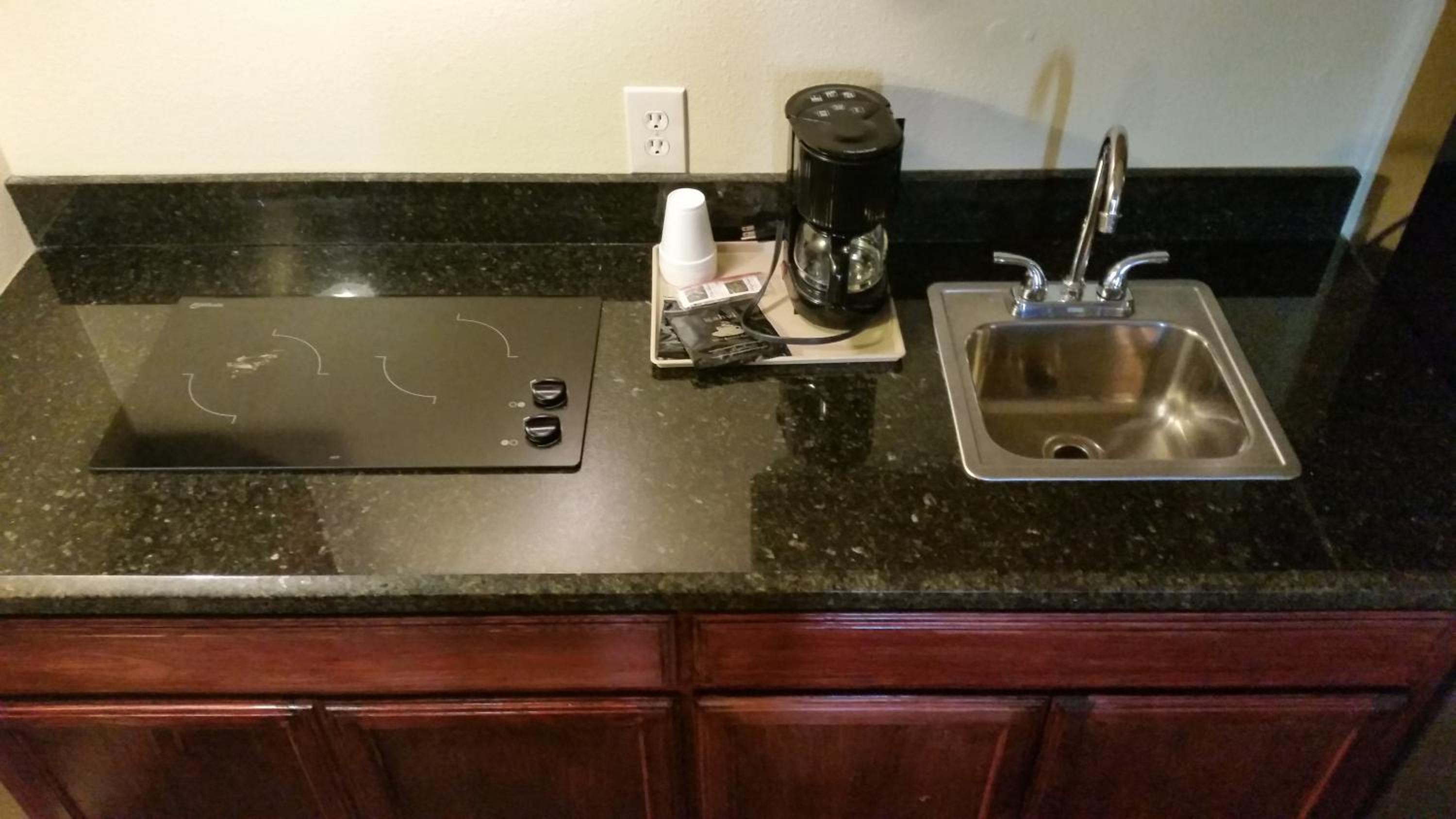 King Room with Kitchenette and Balcony - Photo 5