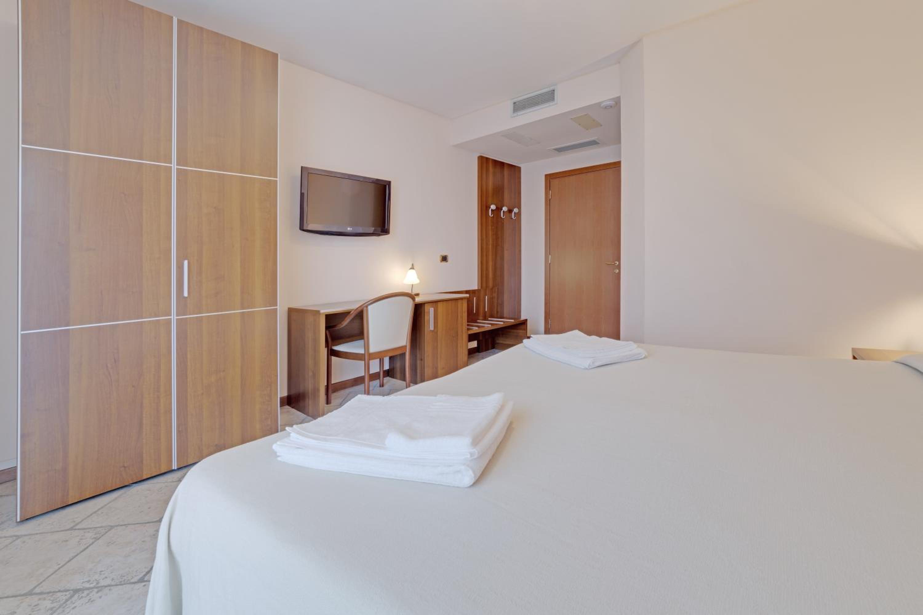 Superior Double or Twin Room with Lake View - Photo 1