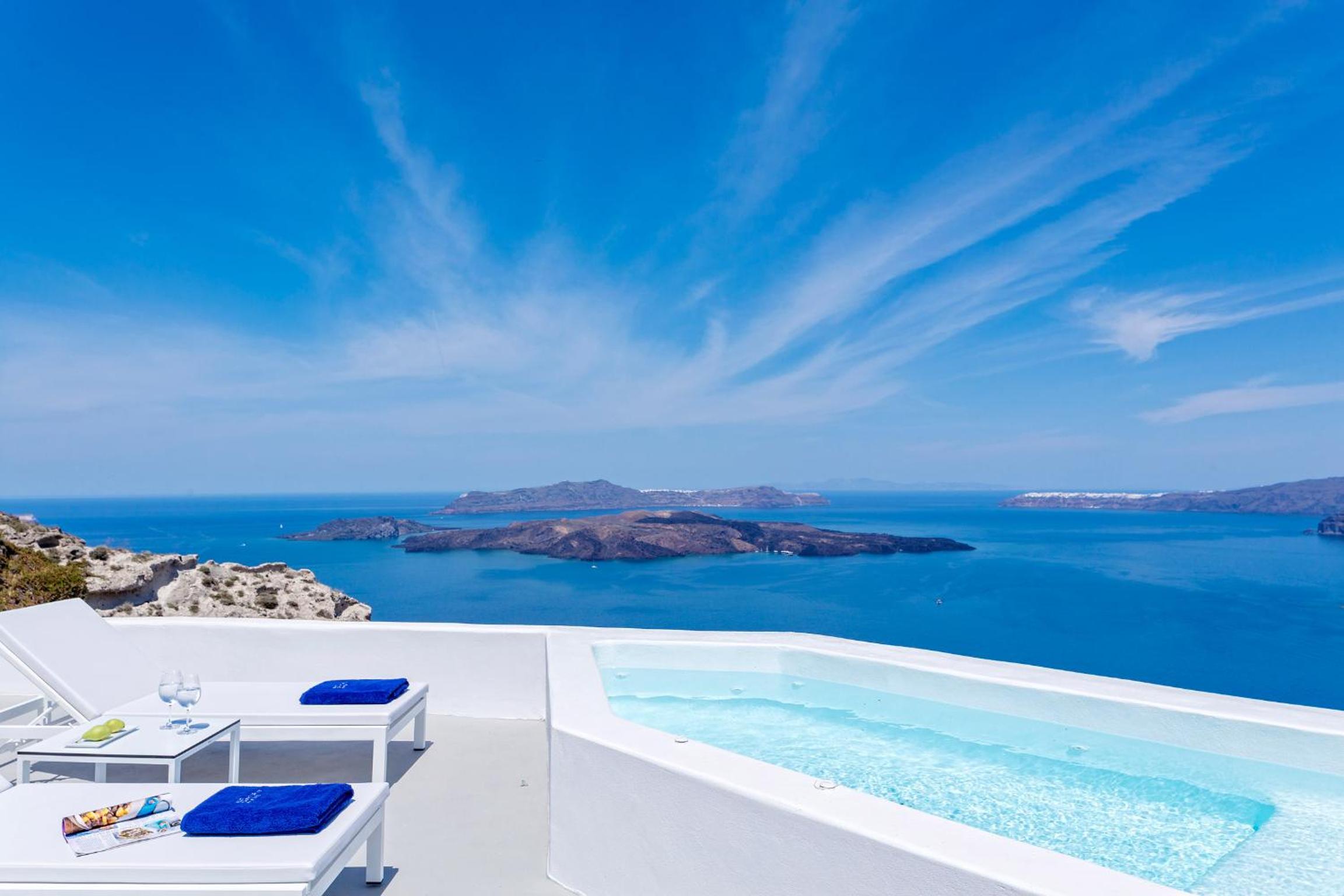 Junior Suite with Private Heated Plunge Pool and Caldera View - Photo 14