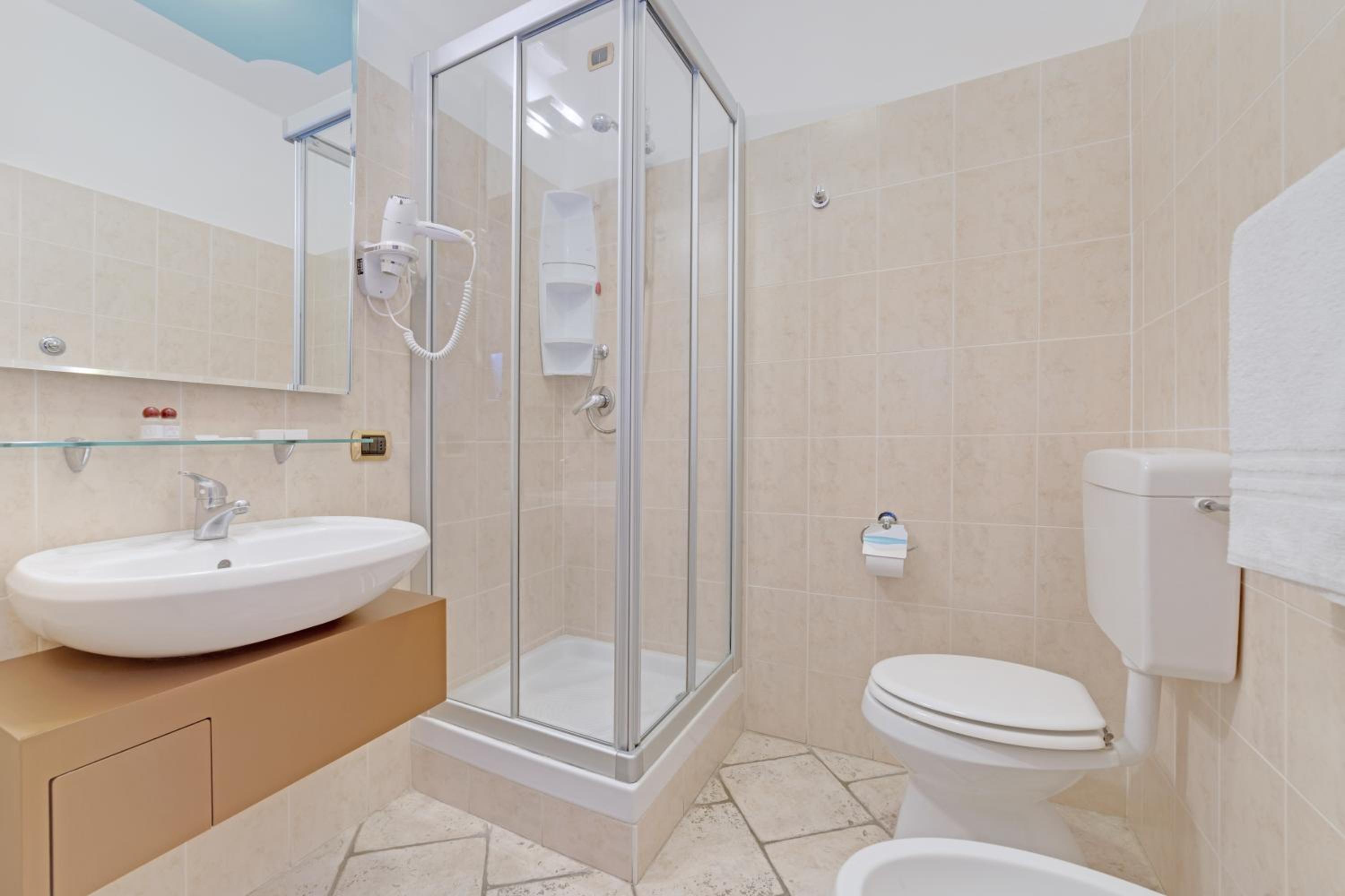 Superior Double or Twin Room with Lake View - Photo 3