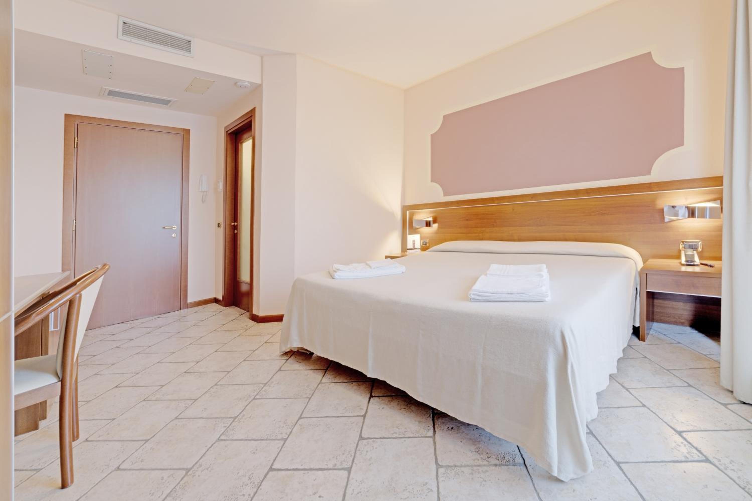 Superior Double or Twin Room with Lake View - Photo 4