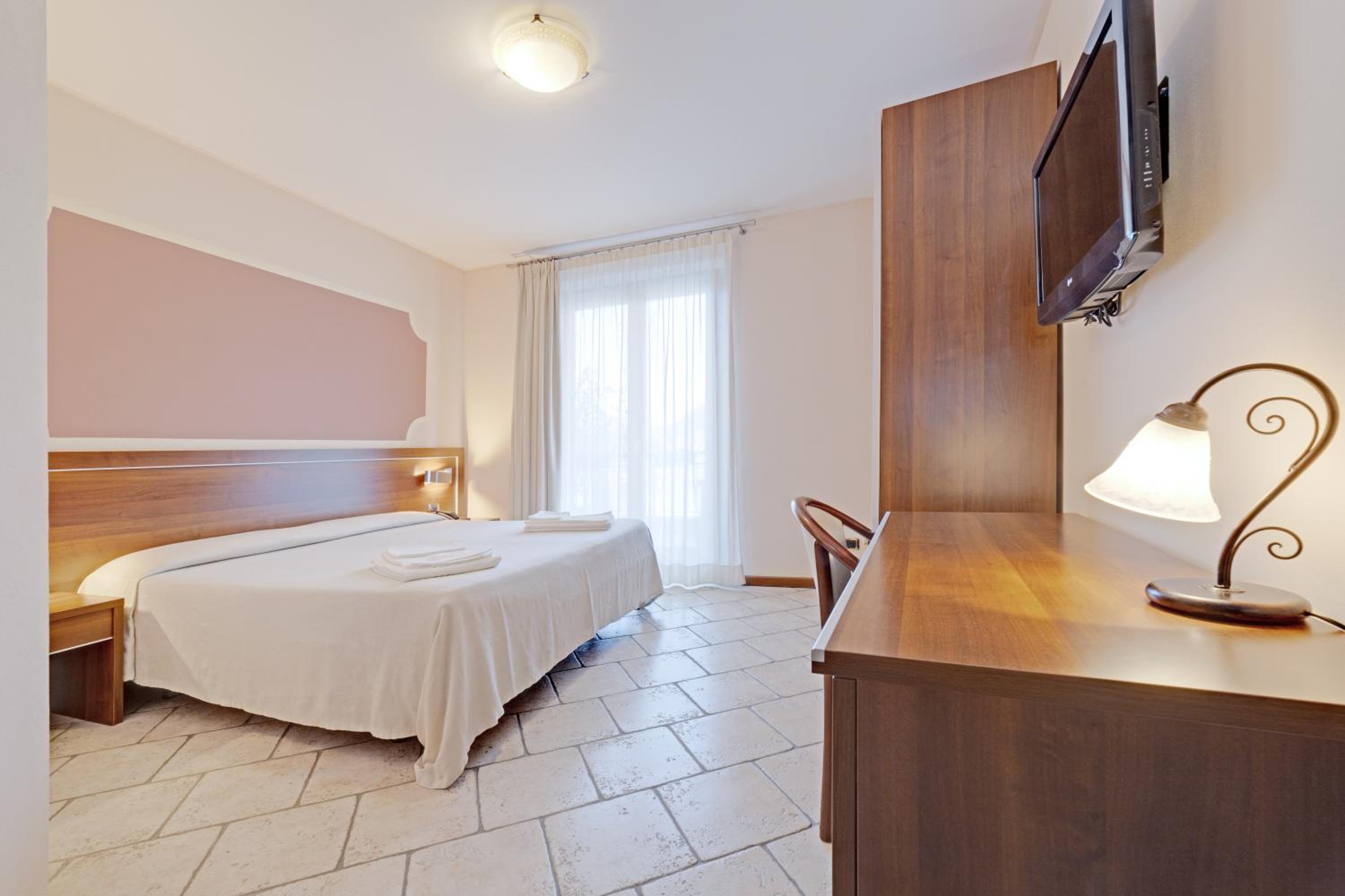 Superior Double or Twin Room with Lake View - Photo 2