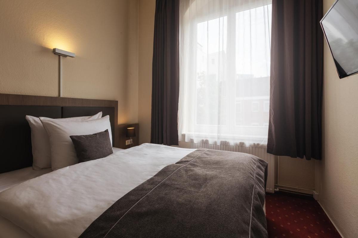Double Room - Queen Size Bed photo 1