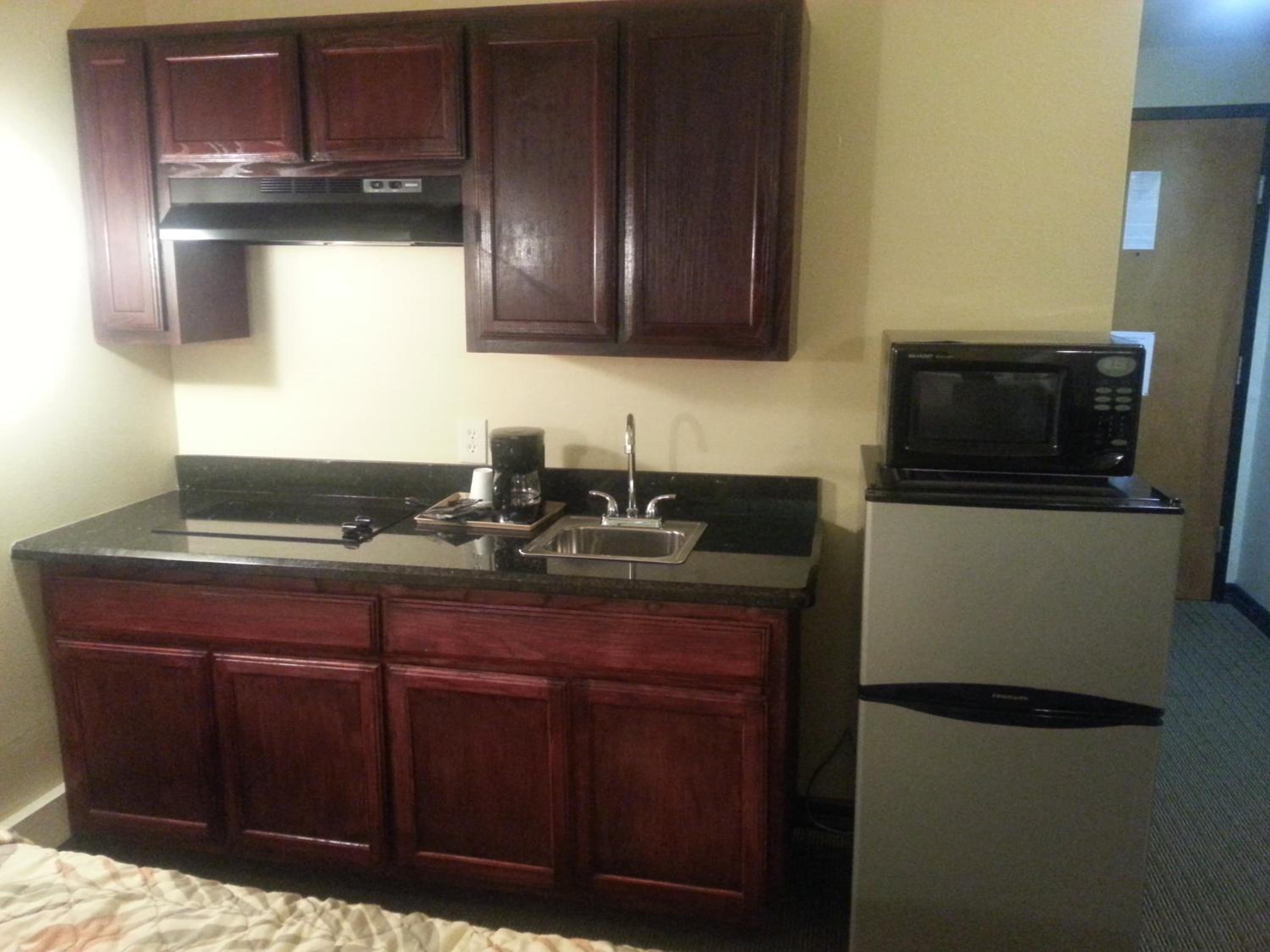 King Room with Kitchenette and Balcony - Photo 6