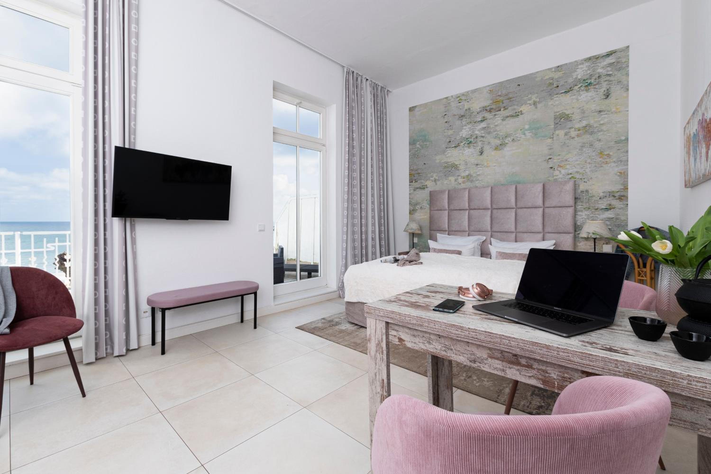 Apartment 8 photo 2