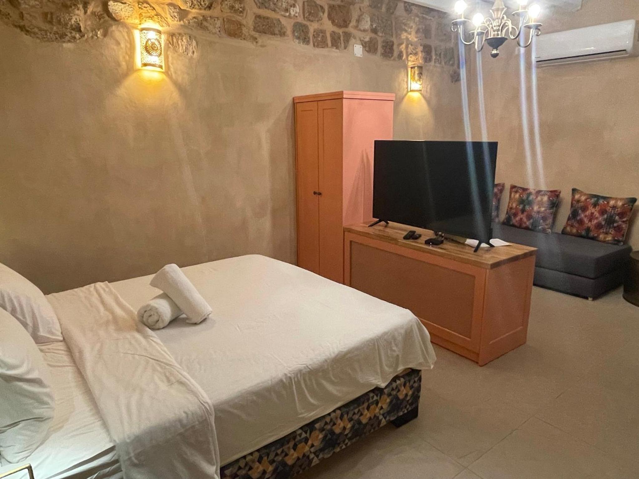Deluxe Queen Room - Photo 1