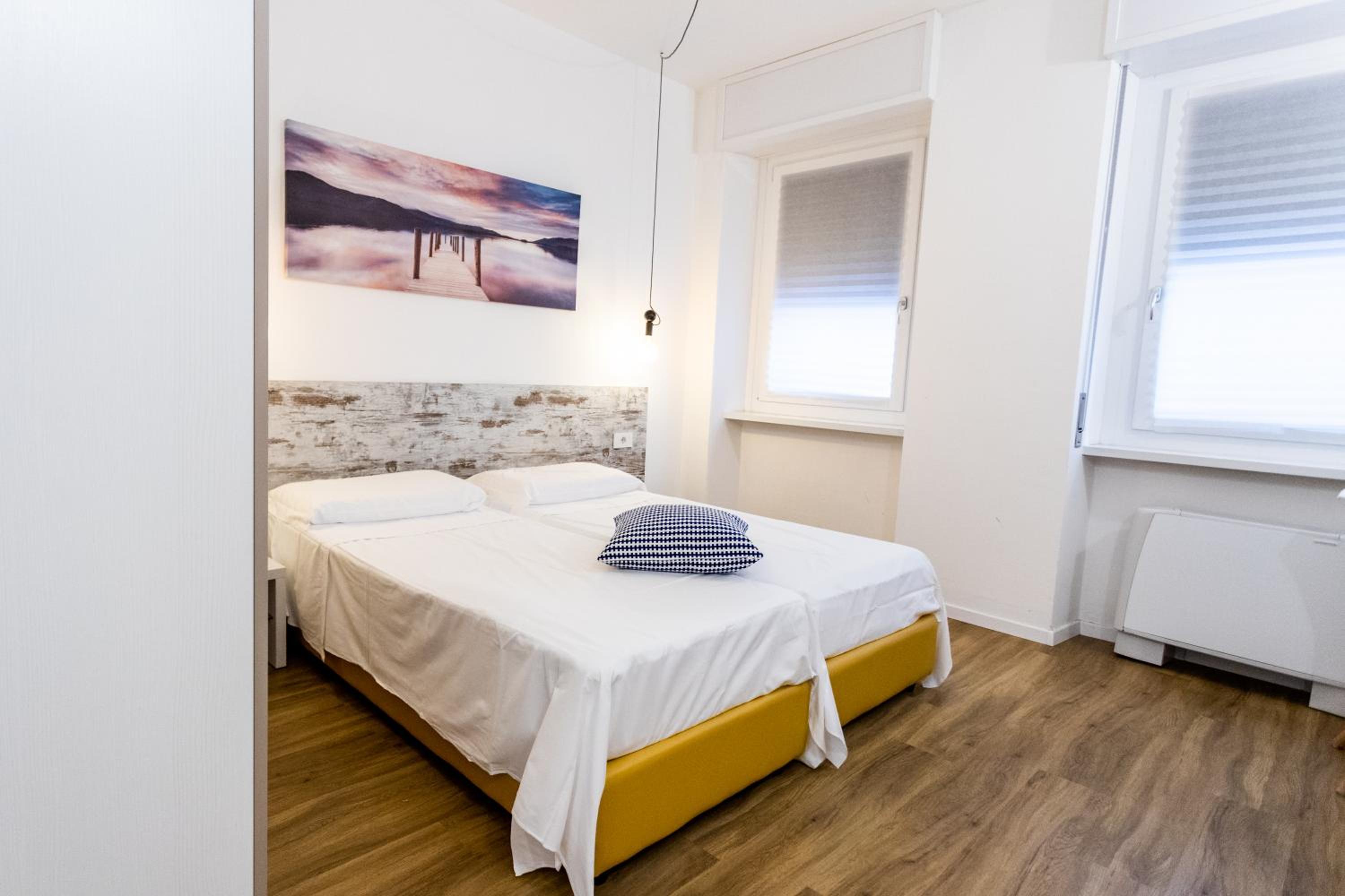 Twin Room with Bathroom - Photo 3