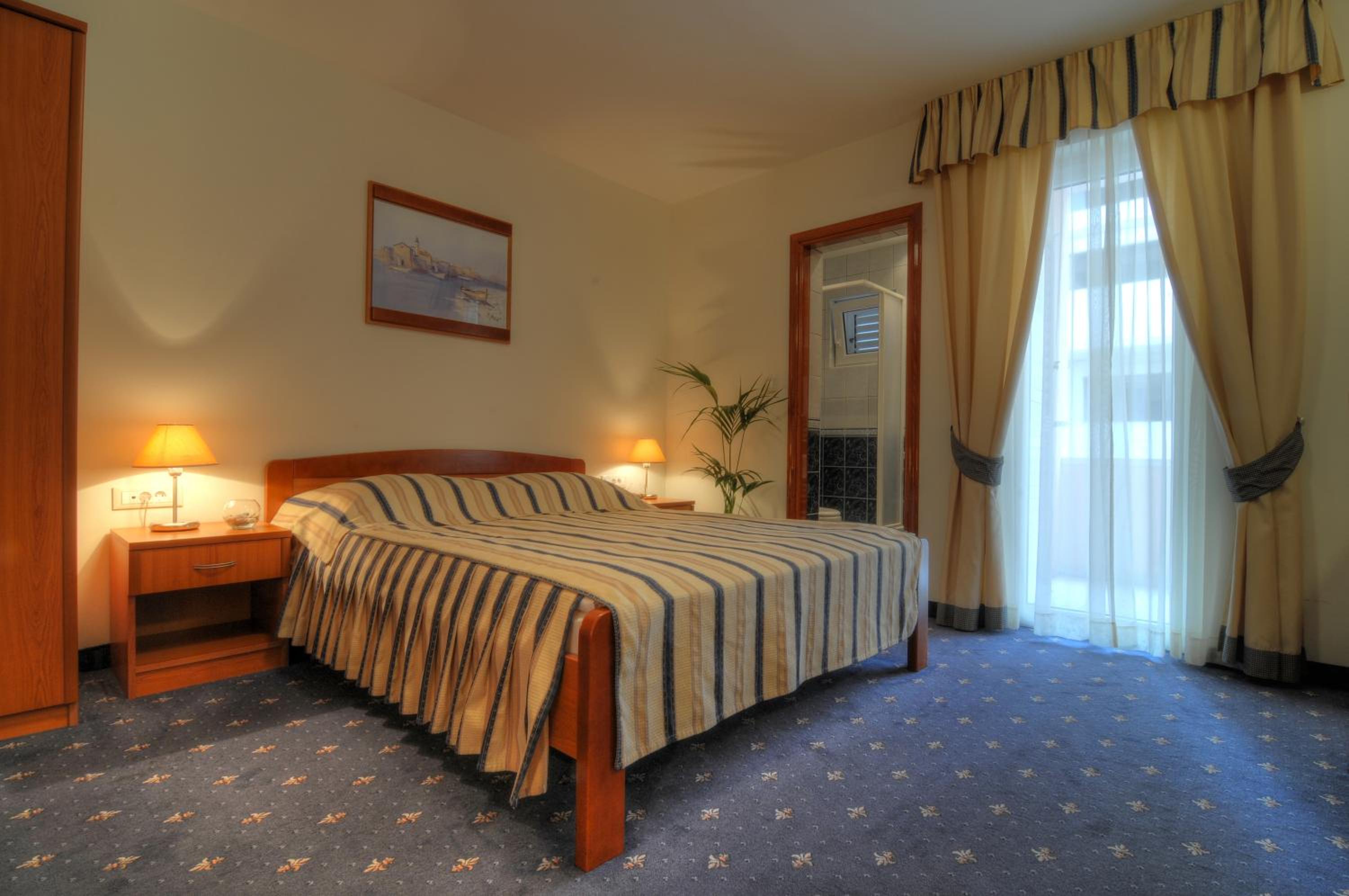 Bed & Sleeping Area