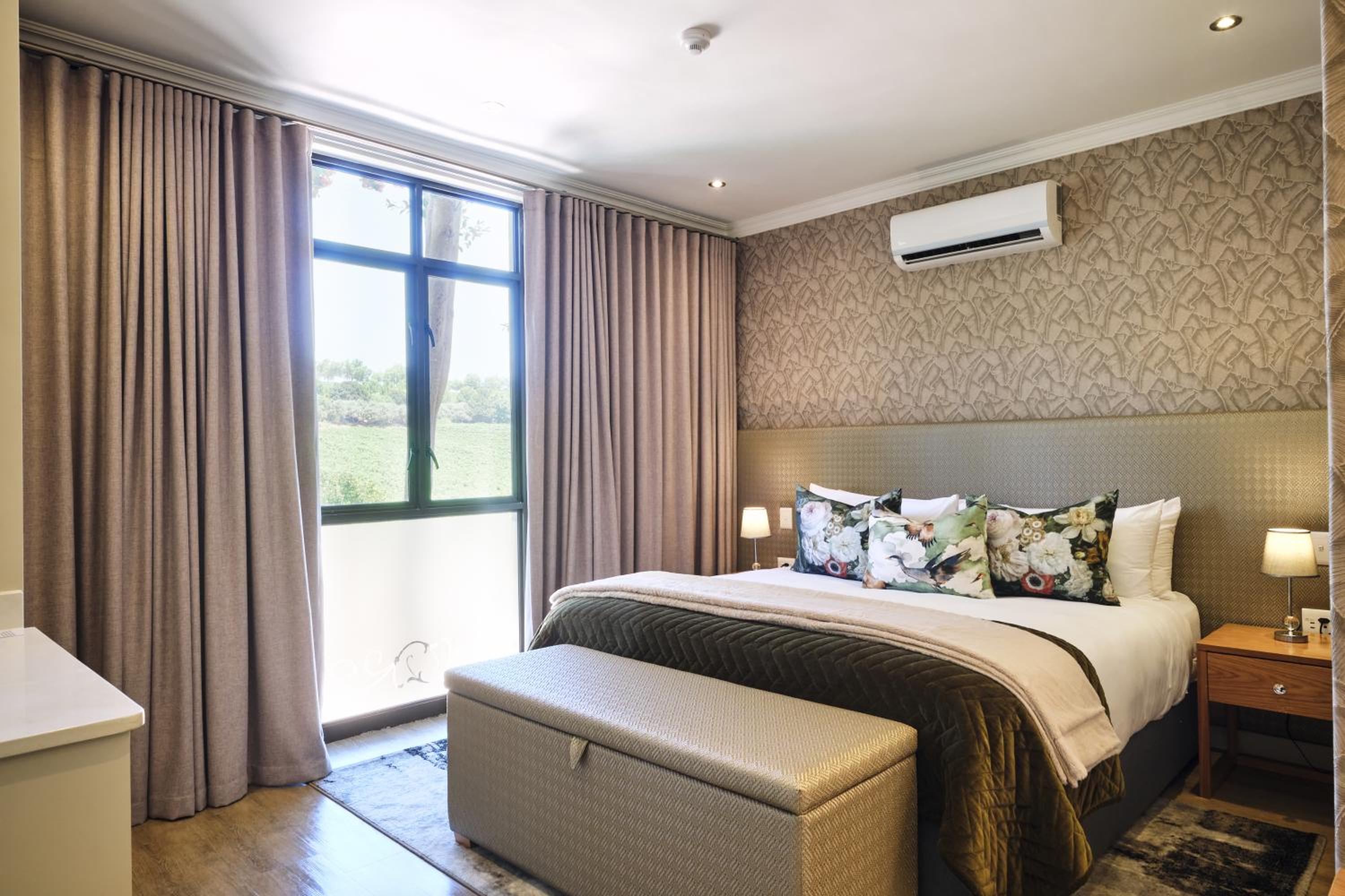 Luxury King Room - Photo 1
