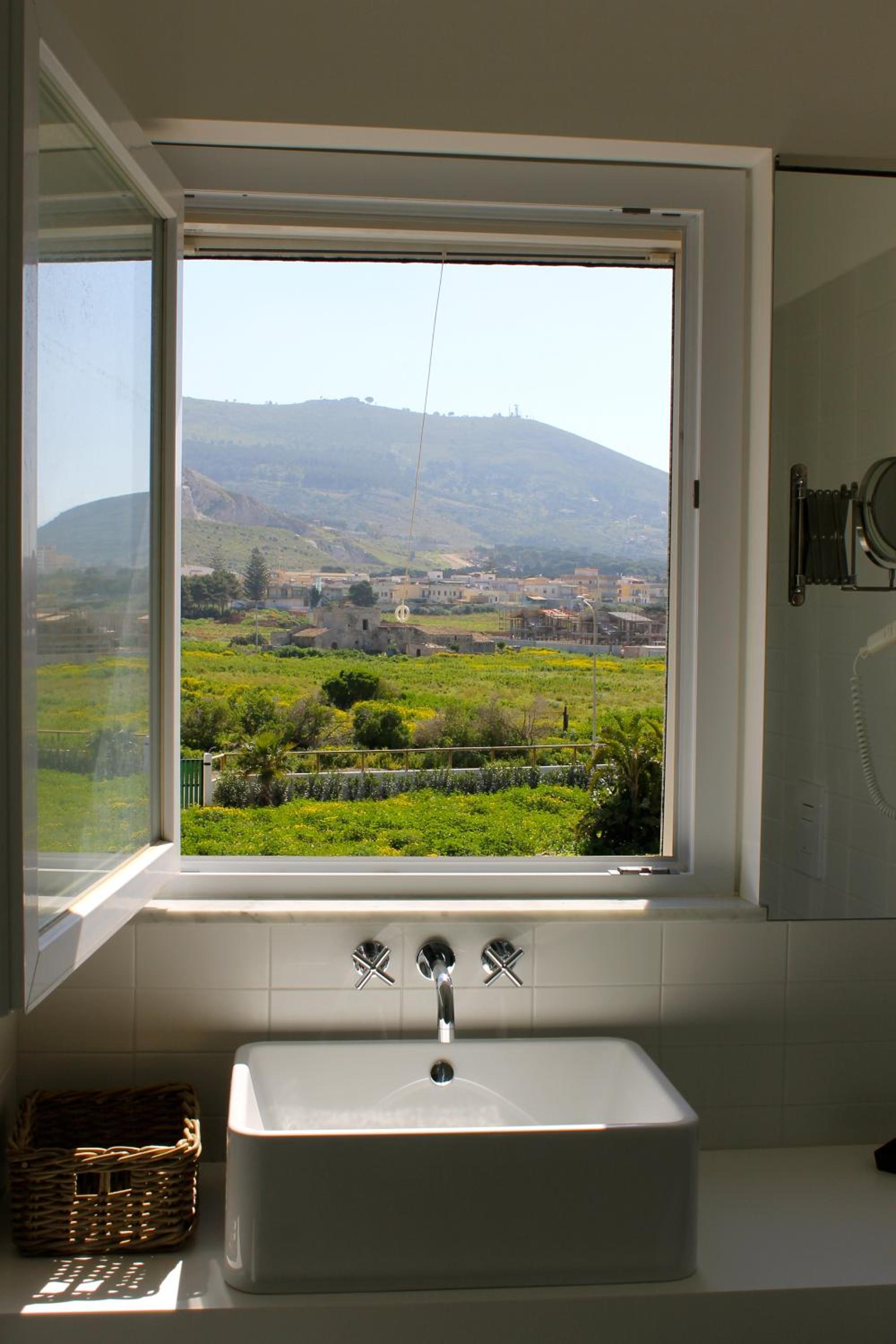 Two-Bedroom Apartment with Mountain View photo 3