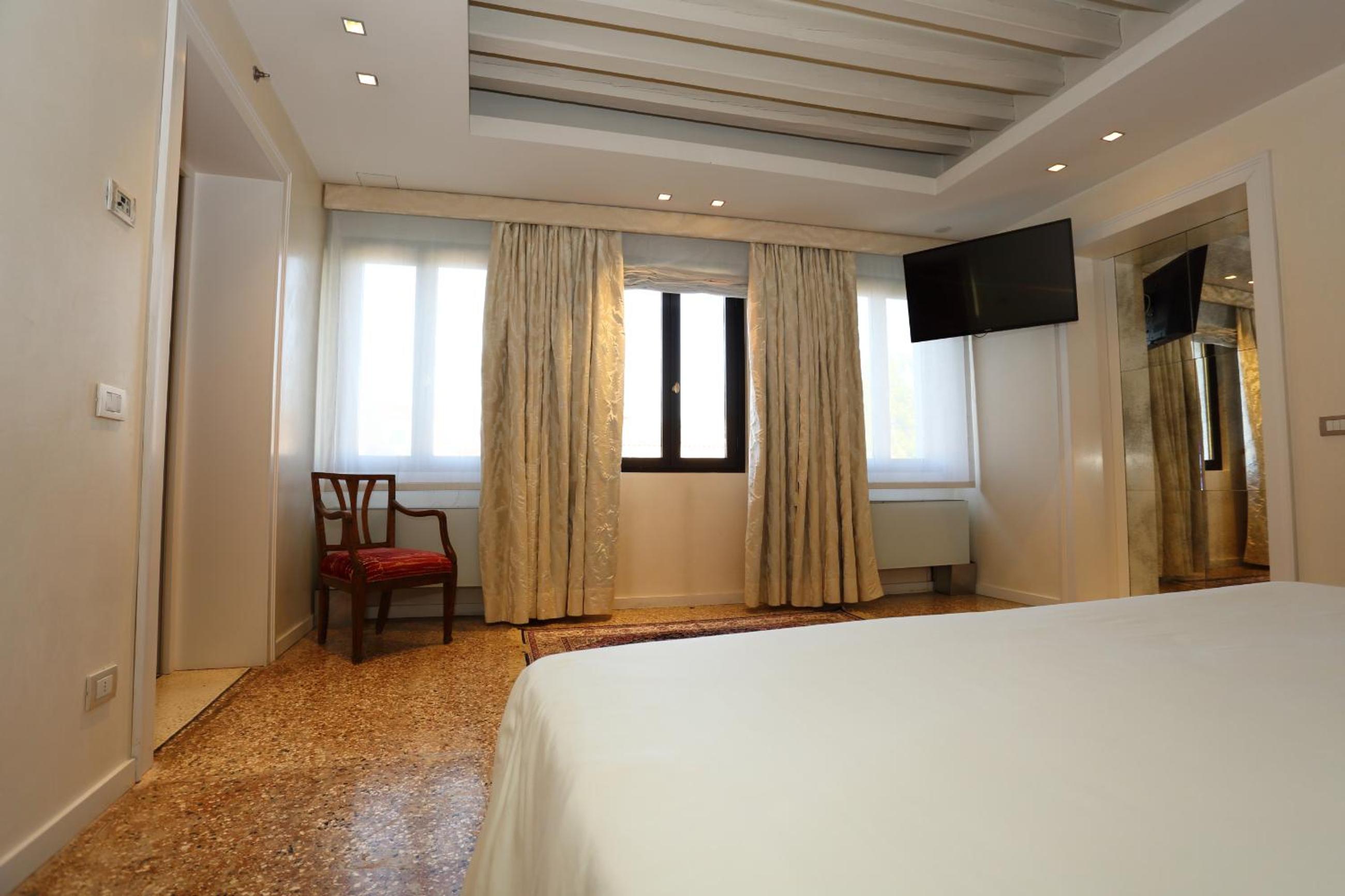 Junior Suite with Grand Canal View and Balcony photo 2