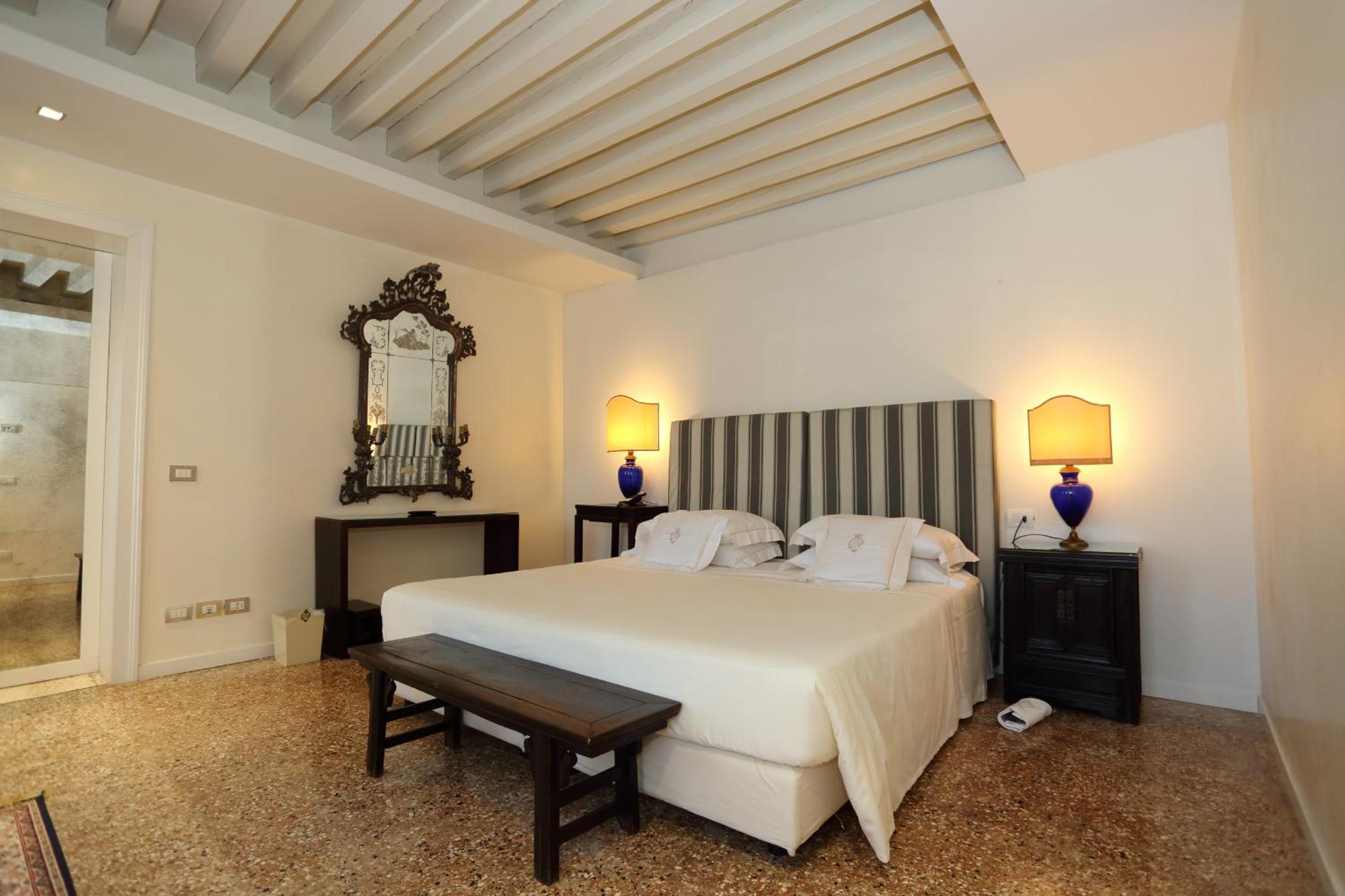 Junior Suite with Grand Canal View and Balcony photo 3