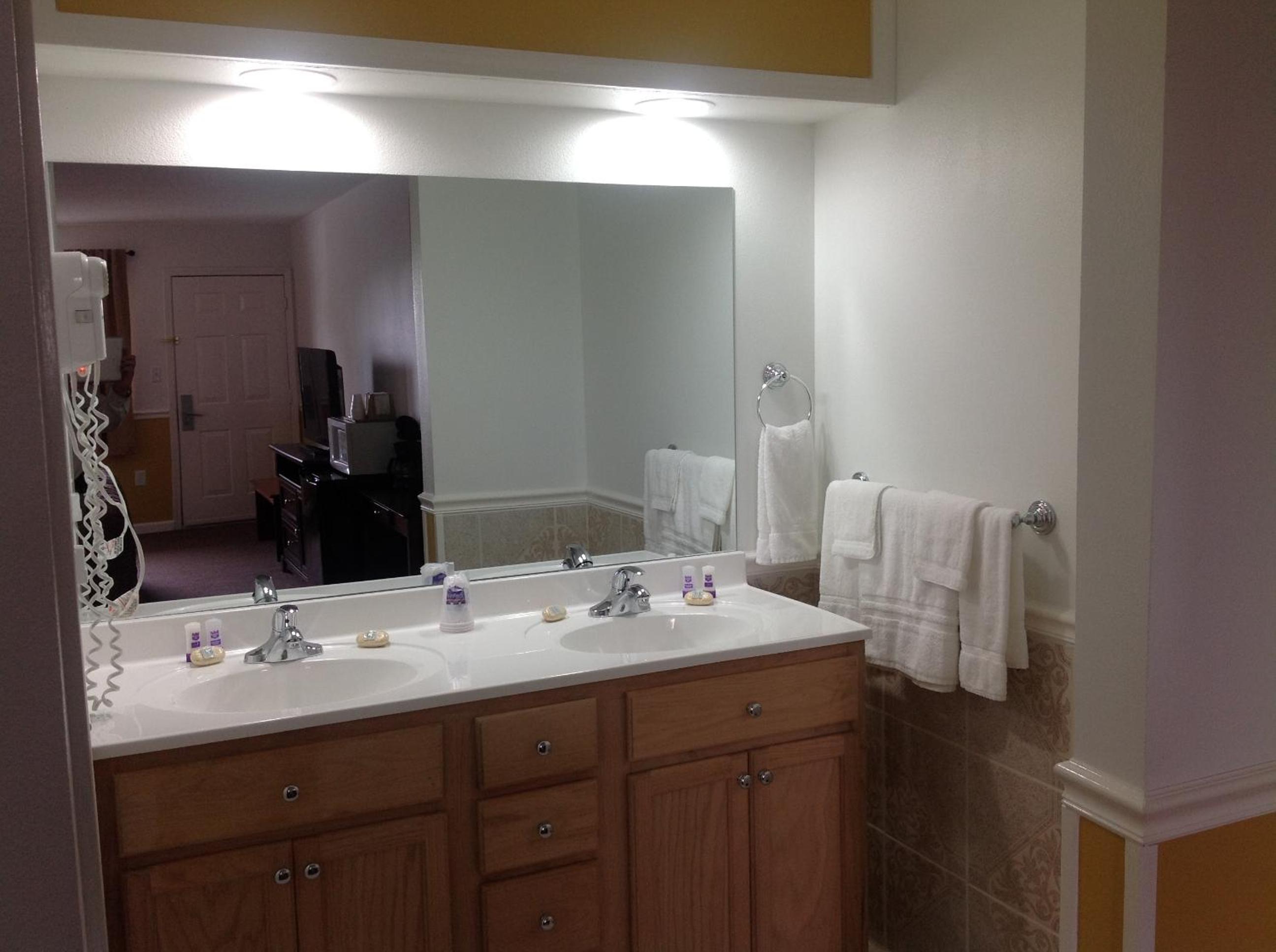 King Room - Non-Smoking - Photo 13