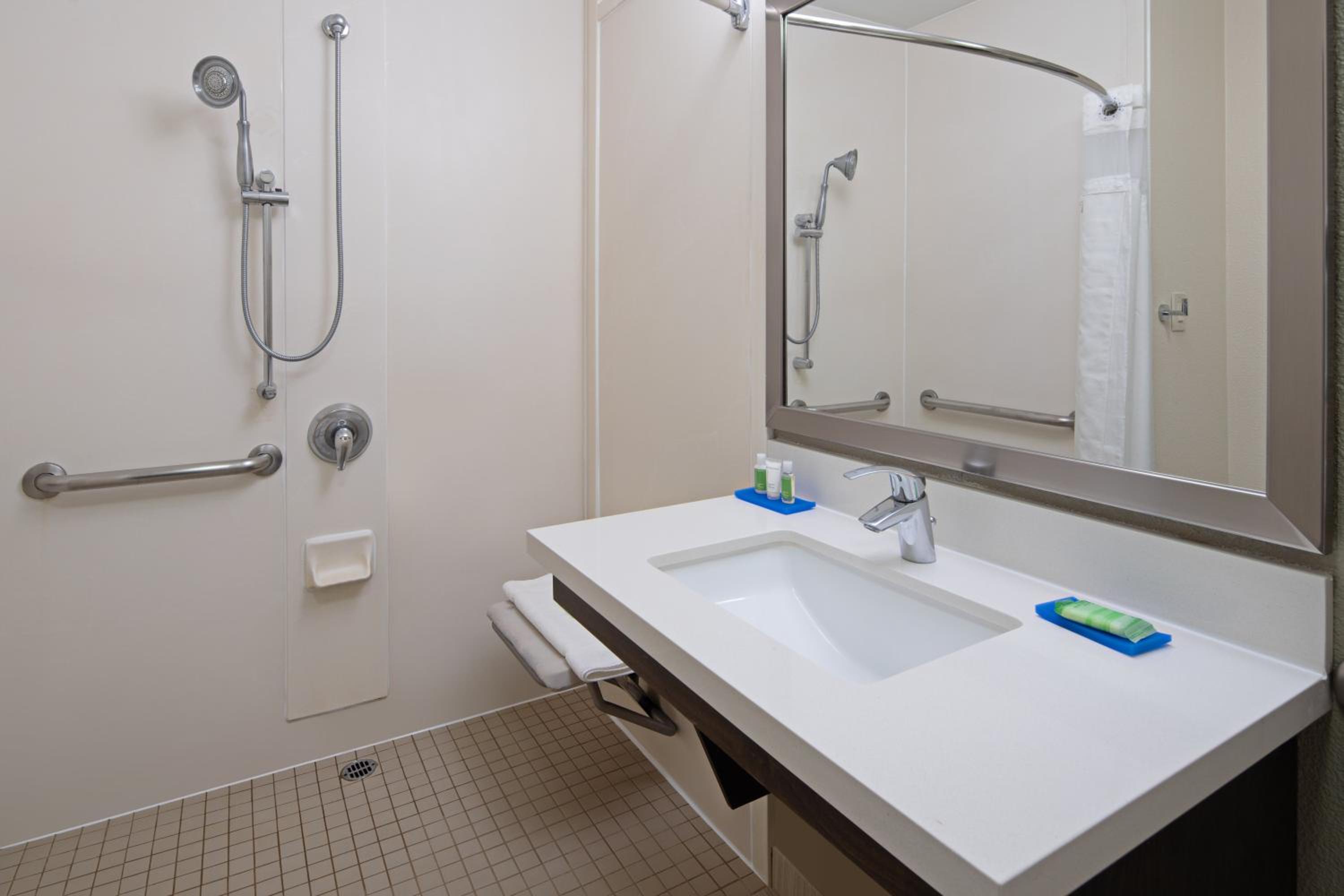 Queen Room with Two Queen Beds Hearing Accessible with Roll-In Shower - Non-Smoking - Photo 6