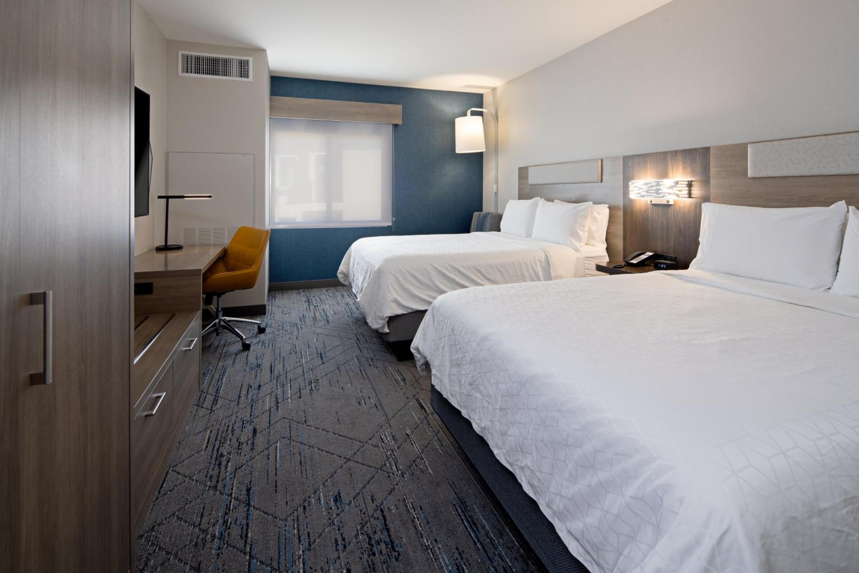 Standard Queen Room with Two Queen Beds - Photo 10