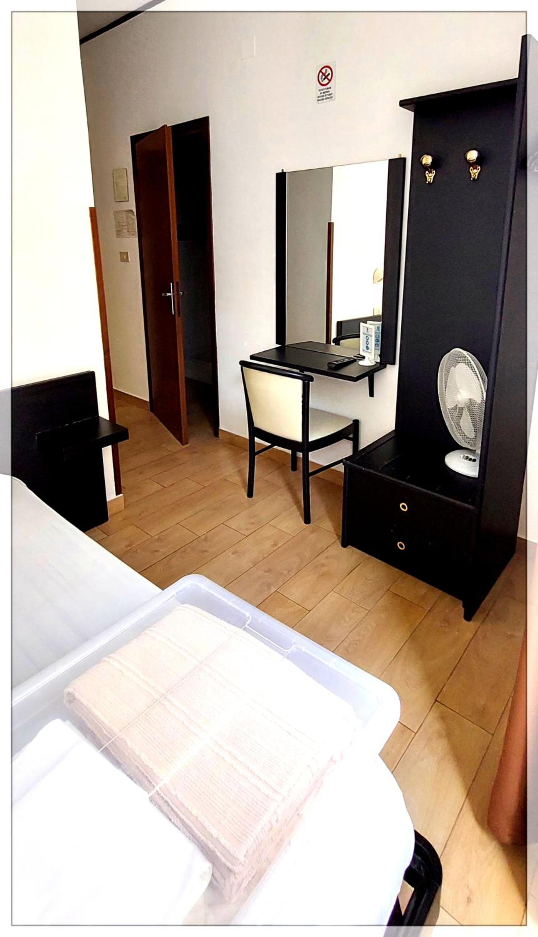 Single Room with Private Bathroom photo 1