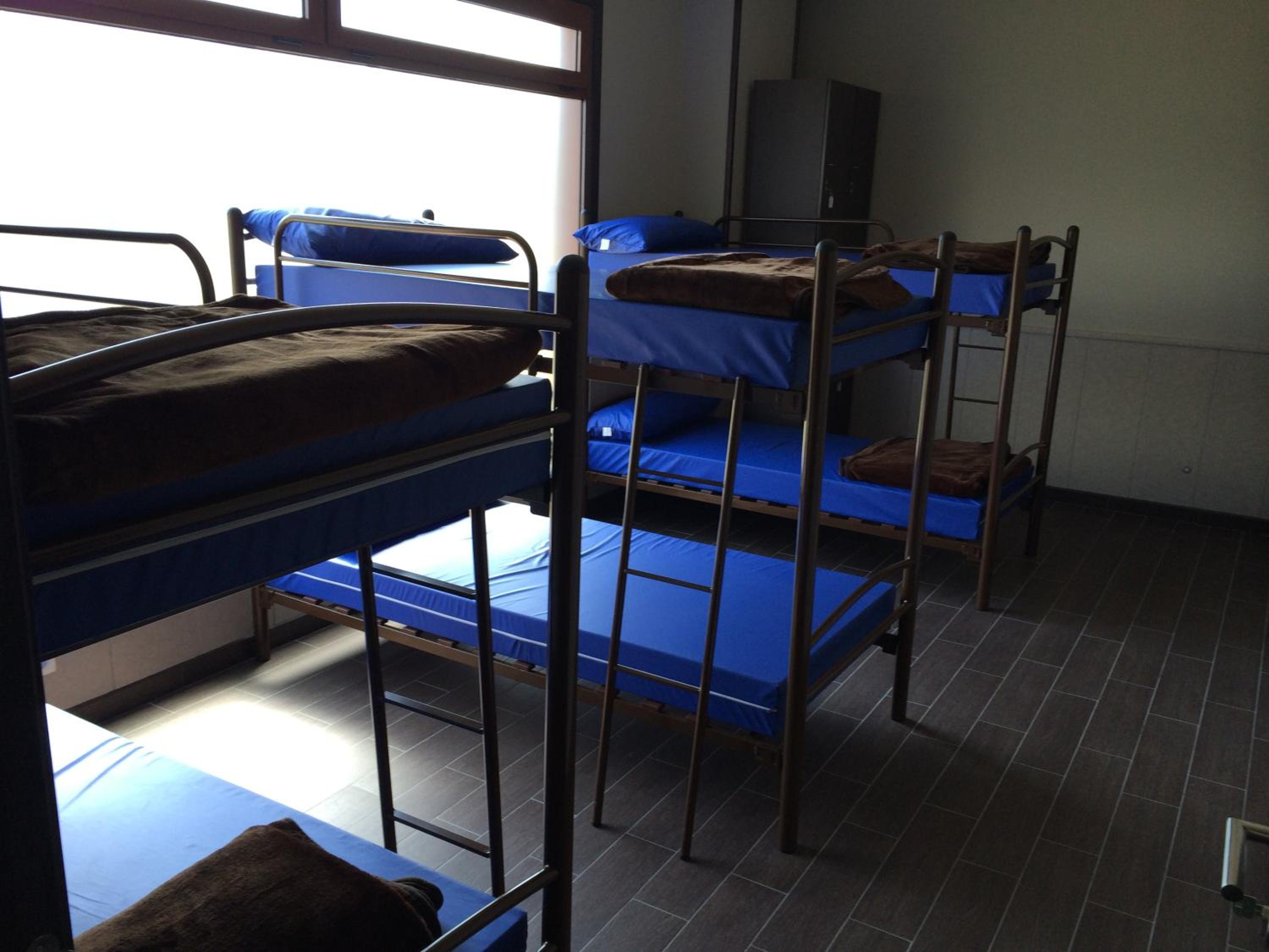 Cama en habitación compartida de 6 camas