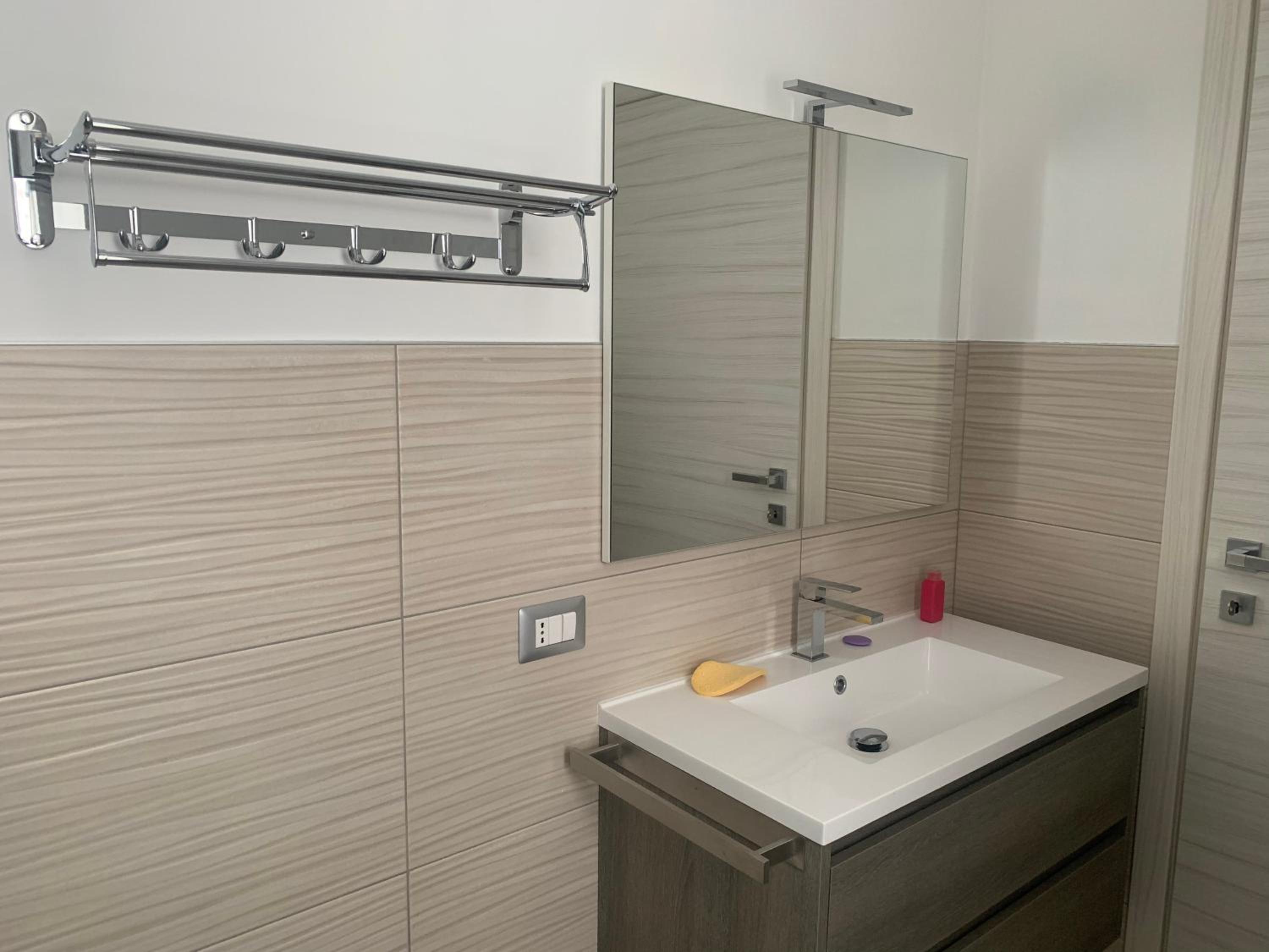 Twin Room - Photo 3