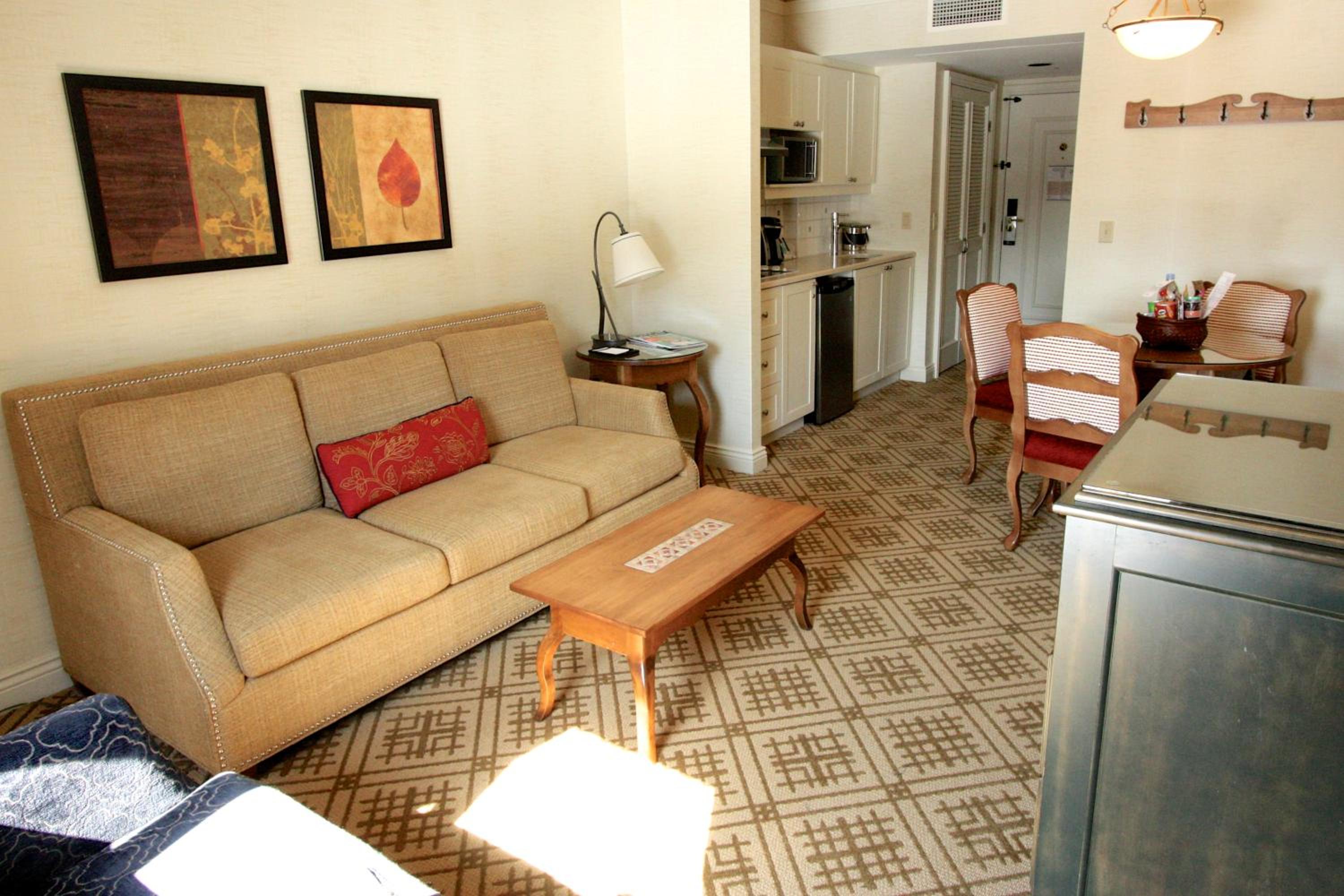 Junior Queen Suite With Kitchenette And Sofa Bed - Photo 3