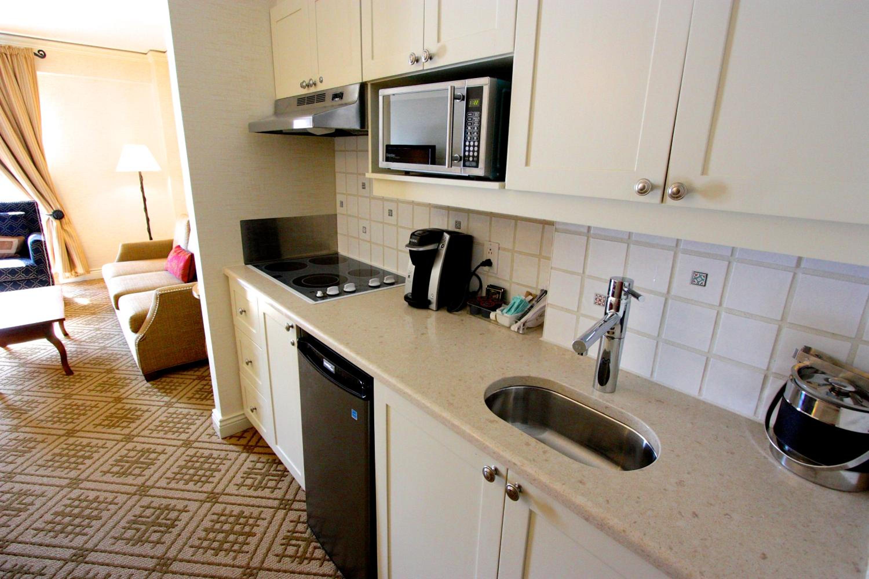 Junior Queen Suite With Kitchenette And Sofa Bed - Photo 4