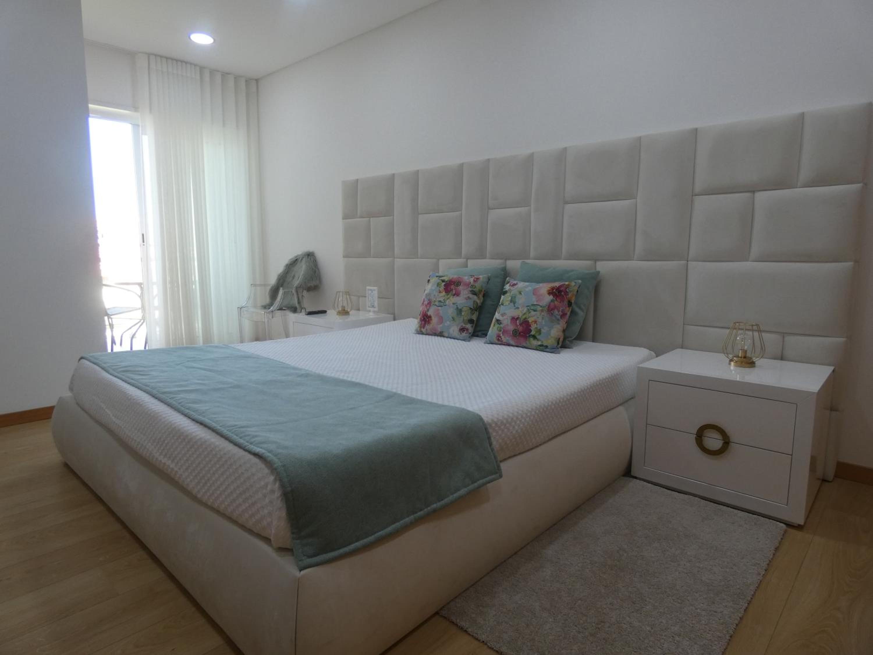 Deluxe King Room - Photo 2