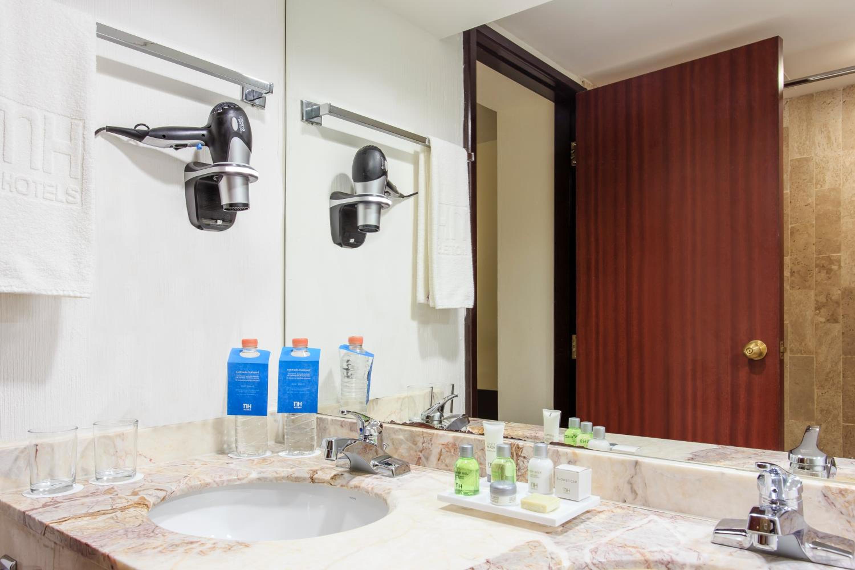 Standard Double Room - Photo 8