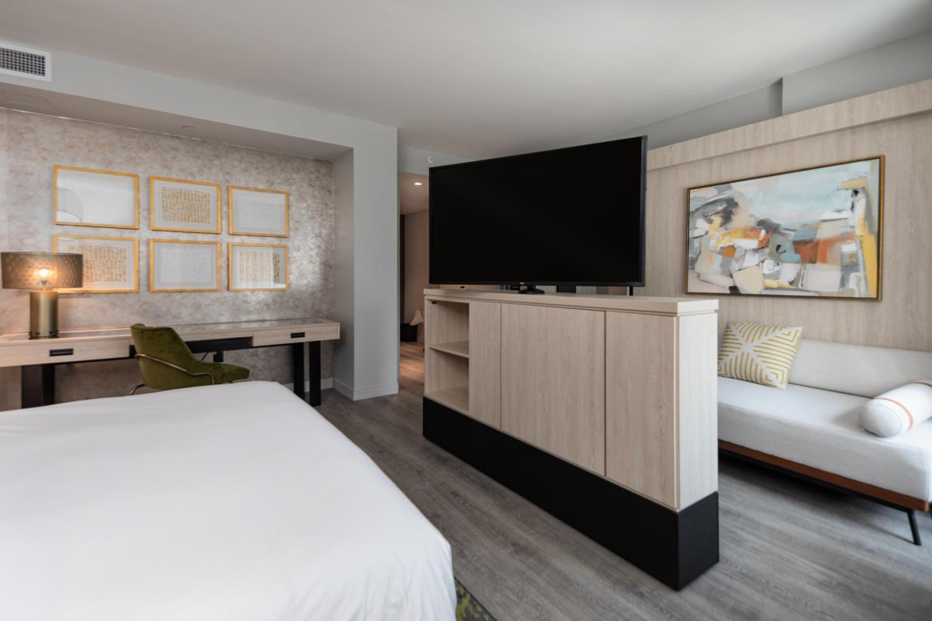 King Suite - Photo 2